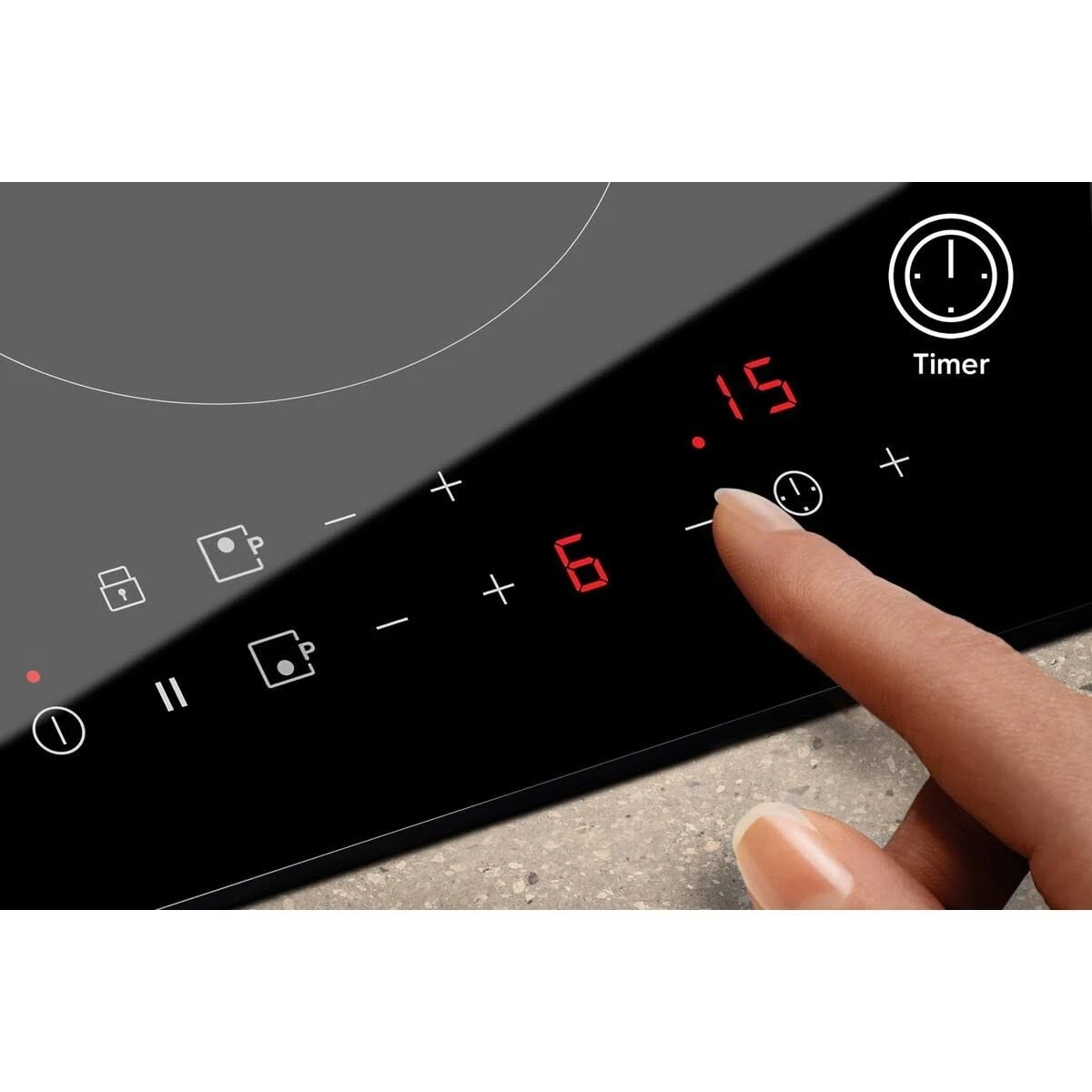Un piano cottura a induzione nero. Un dito tocca il pulsante più accanto al numero 6. Il timer è indicato.