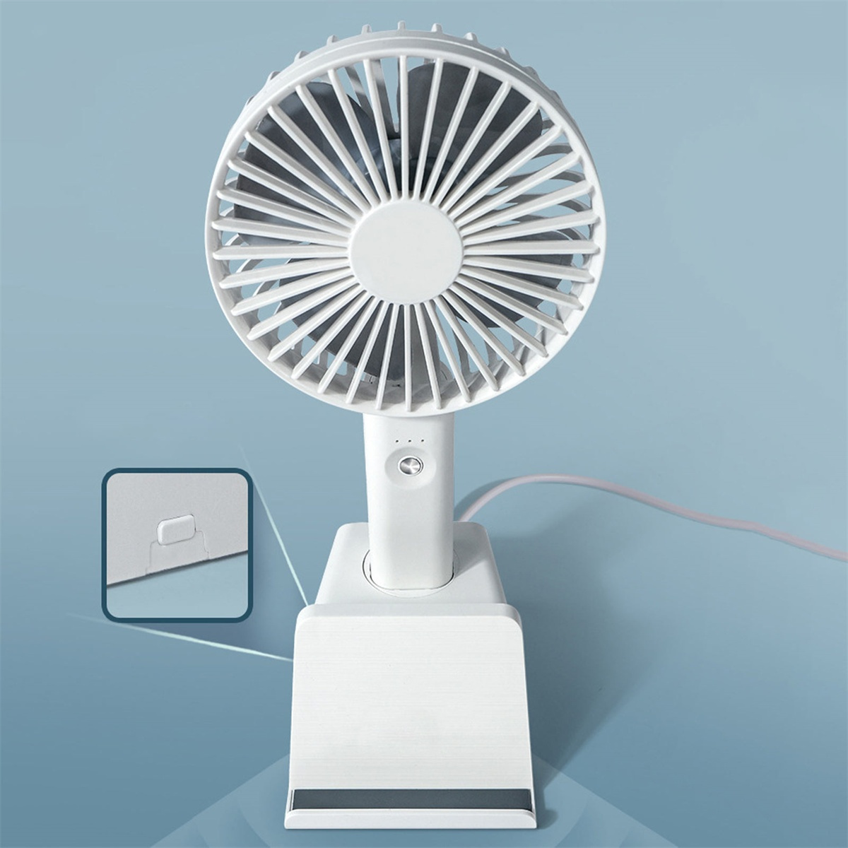Ein weißer Tischventilator mit Clip-on-Basis und einem kleinen Inset, das den Einschaltknopf zeigt.