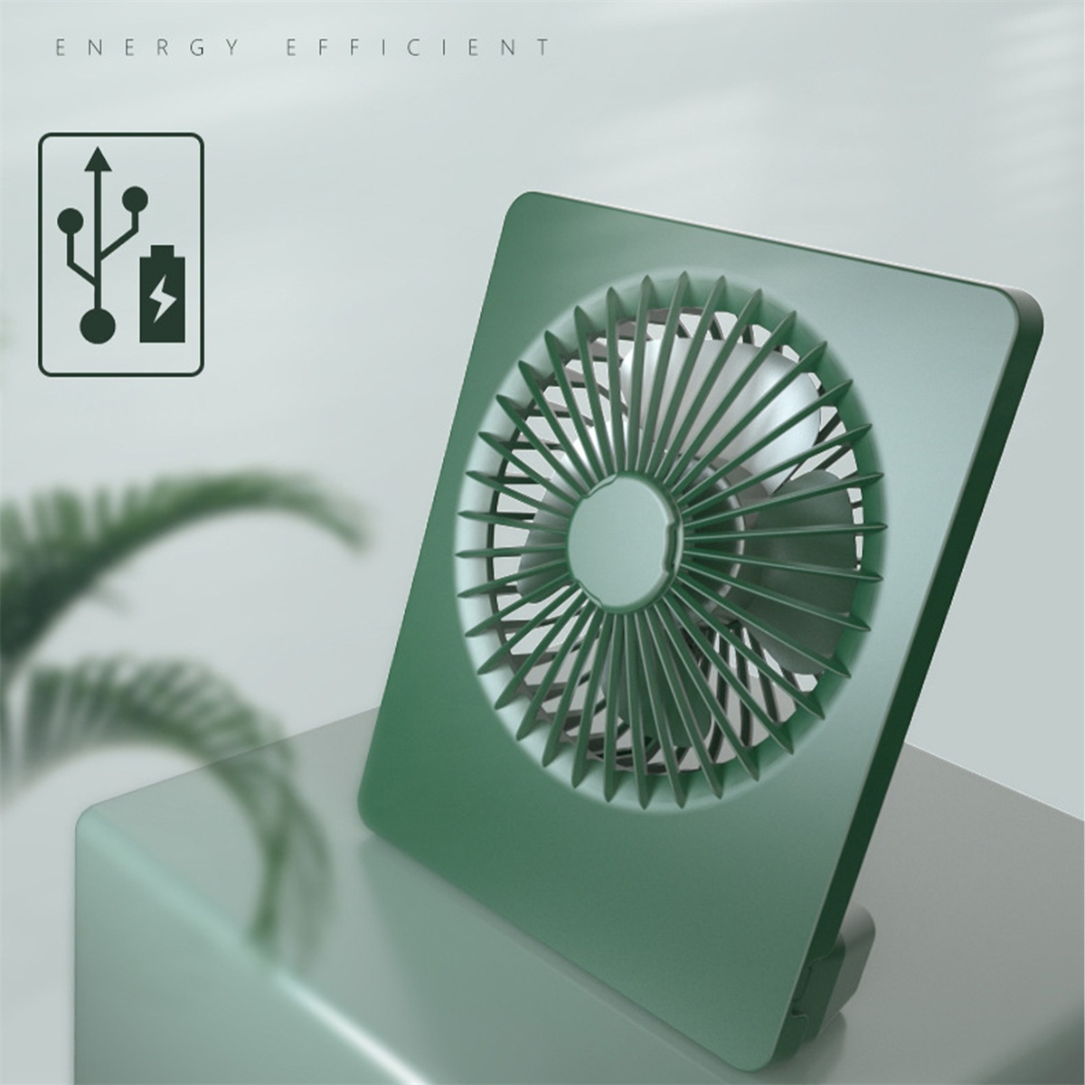 Ein grüner, quadratischer, tragbarer Ventilator mit USB-Anschluss-Symbol und Text.