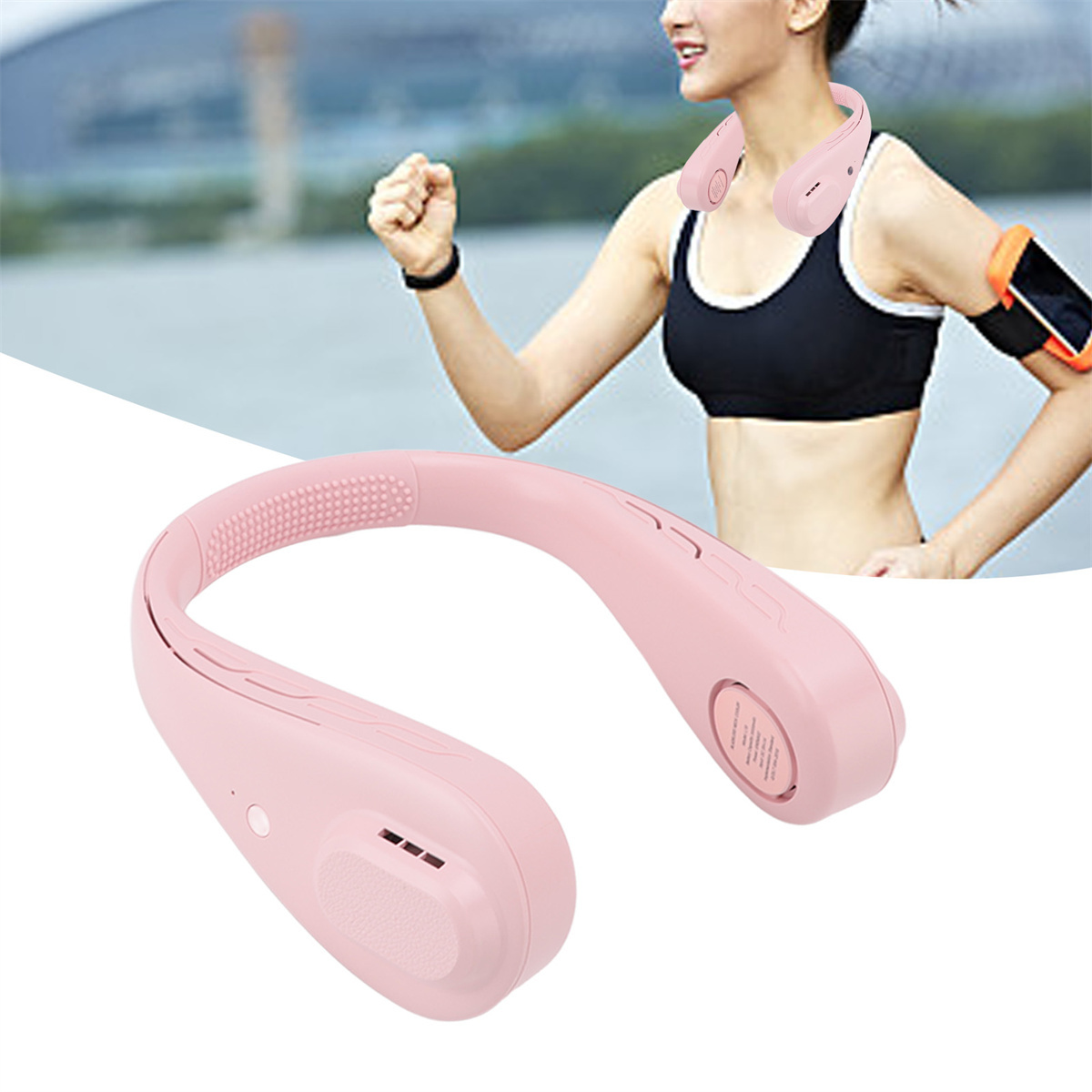 Eine Frau, die beim Laufen einen rosa Nackenfächer trägt. Ein Telefon ist an ihrem Arm. Der Hintergrund ist unscharf.