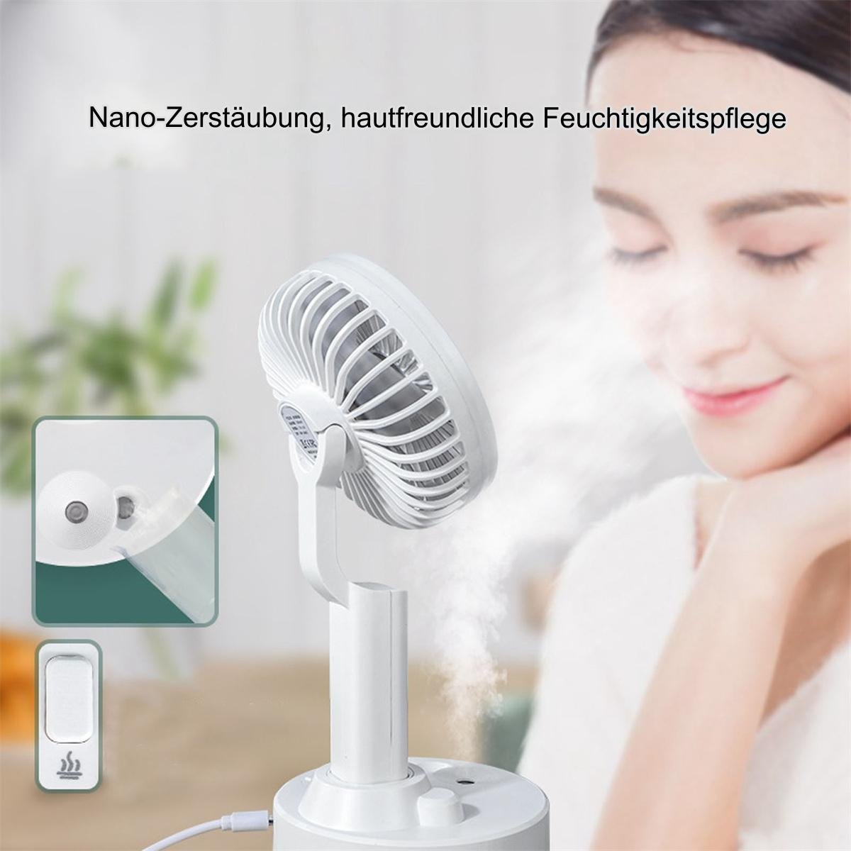 Eine Frau vor einem weißen Ventilator, der Luft vernebelt, mit einem kleinen Gerät und der Rückseite des Ventilators.