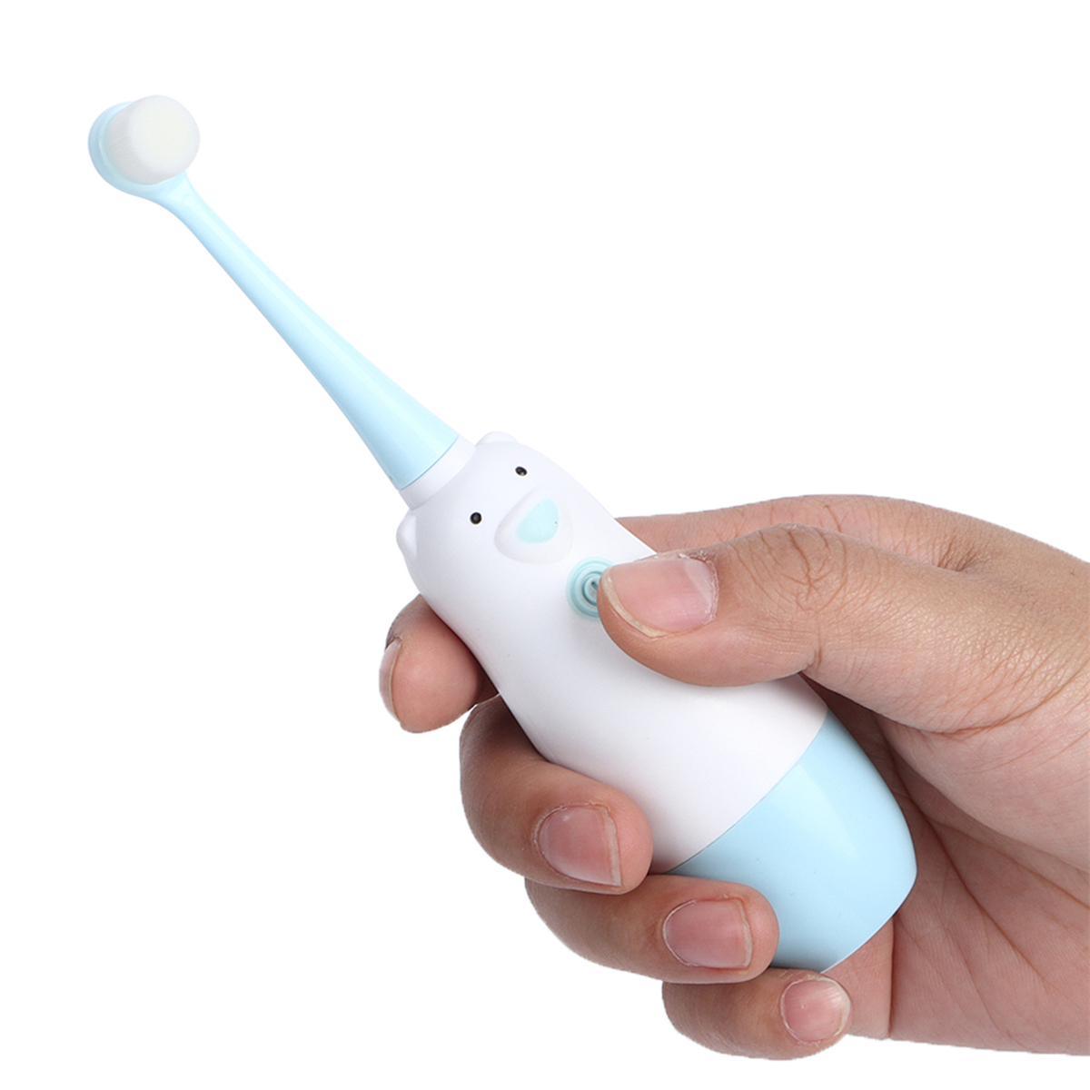 Eine kinderfreundliche Zahnbürste mit bärenförmigem Kopf, in der Hand gehalten, in Hellblau und Weiß.