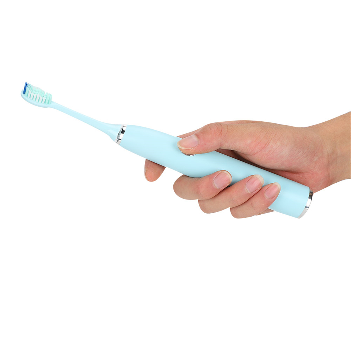 Eine hellblaue elektrische Zahnbürste, die von einer Hand gehalten wird.