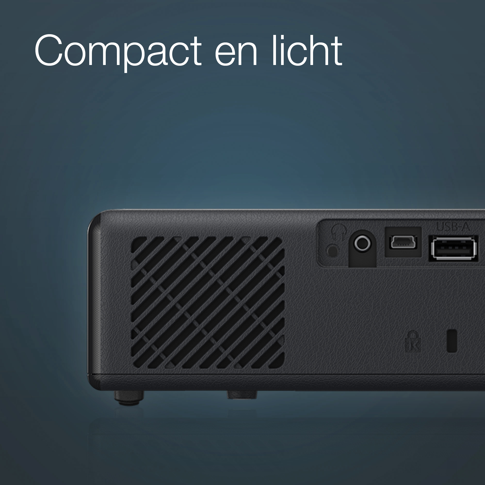 Un proiettore nero con porte di connessione. Il testo recita 'Compact en licht' in bianco.