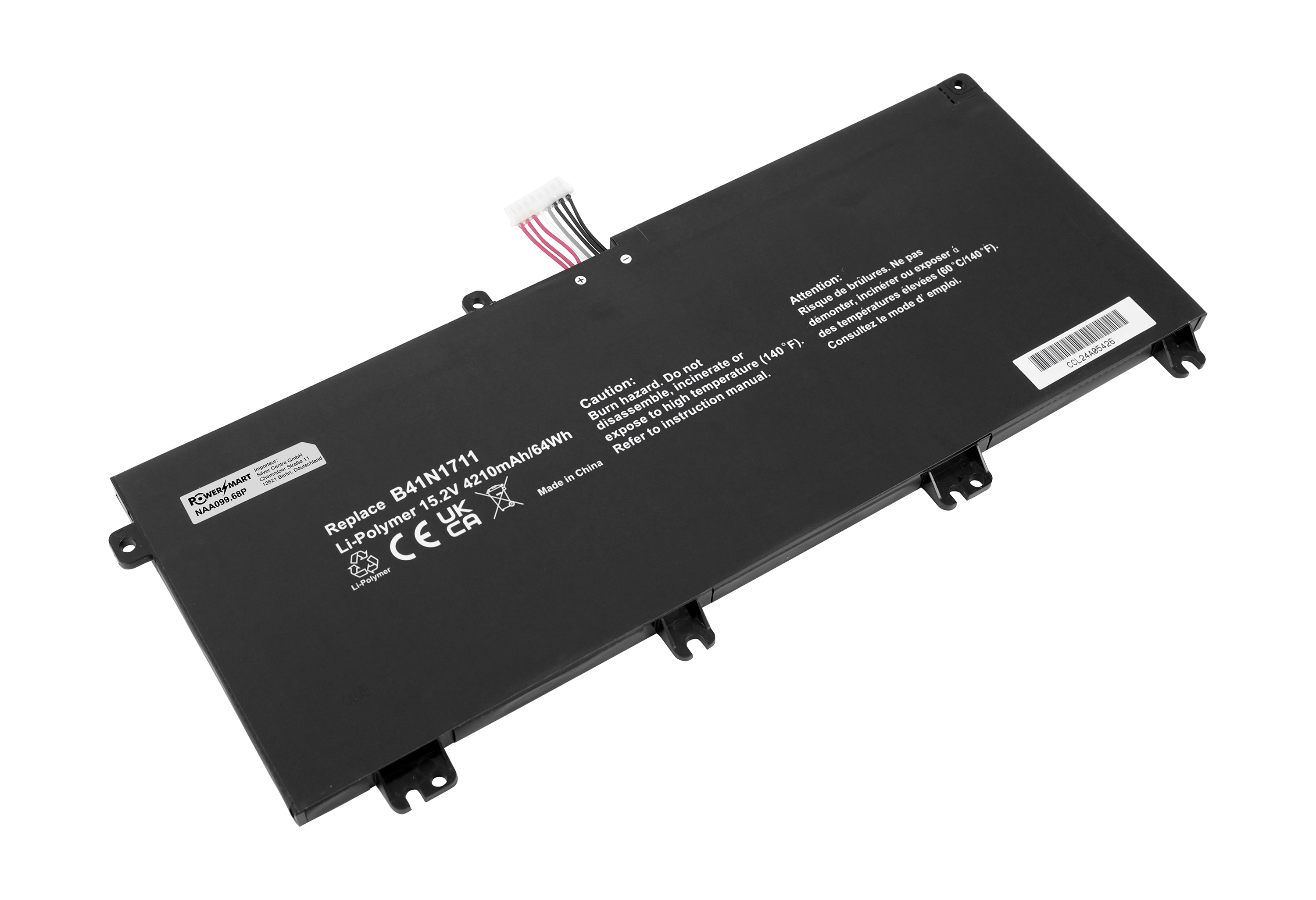 Schwarzer Laptop-Akku mit Etikett. Er hat einen Stecker und weißen Hintergrund. Text auf dem Etikett ist sichtbar.