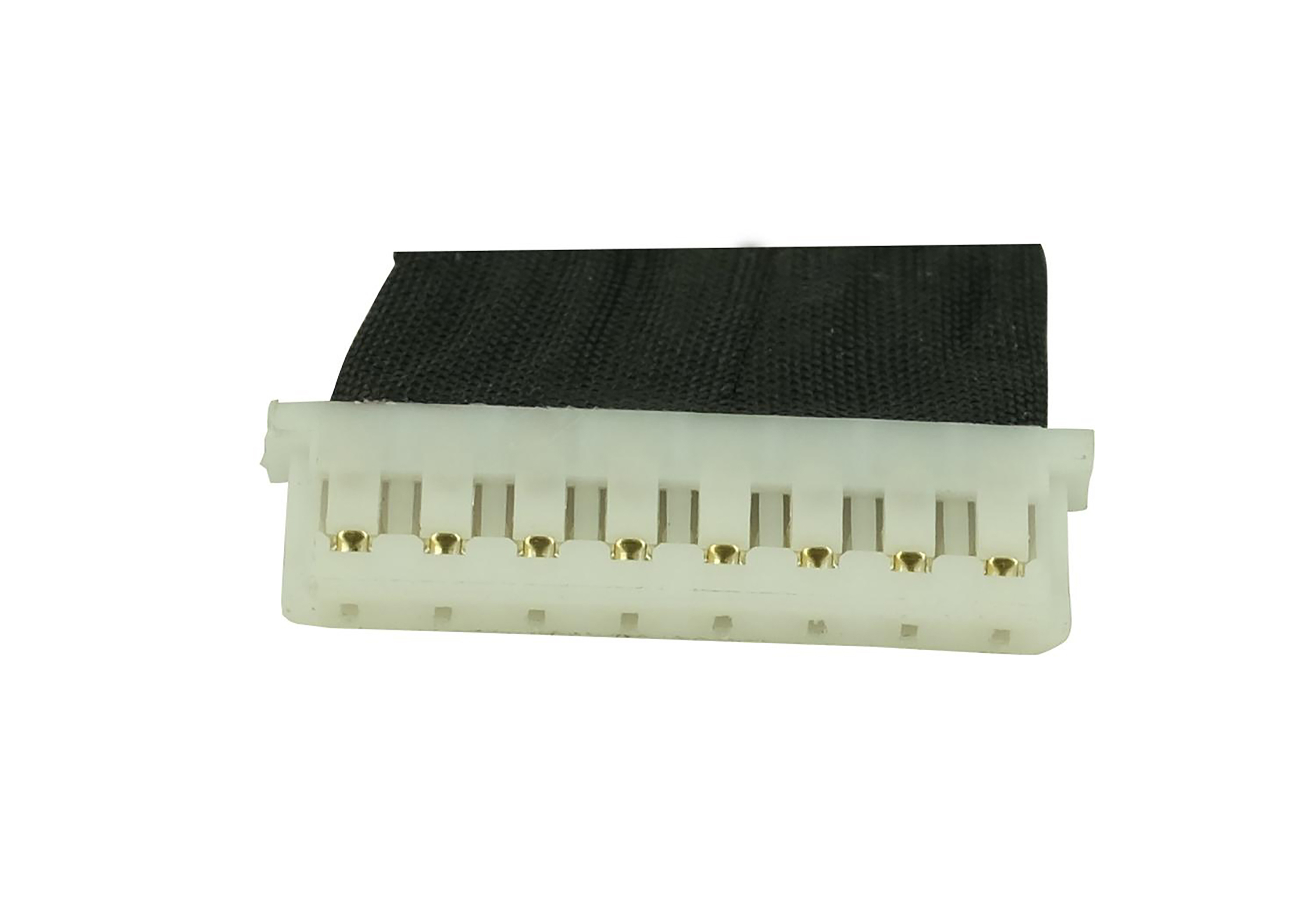 Ein weißer Stecker mit Goldstiften, der mit einem schwarzen Flachbandkabel verbunden ist. Isoliert auf weißem Hintergrund.