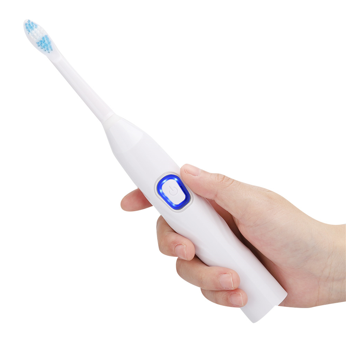 Weiße elektrische Zahnbürste, die von einer Hand gehalten wird. Blauer Einschaltknopf leuchtet.