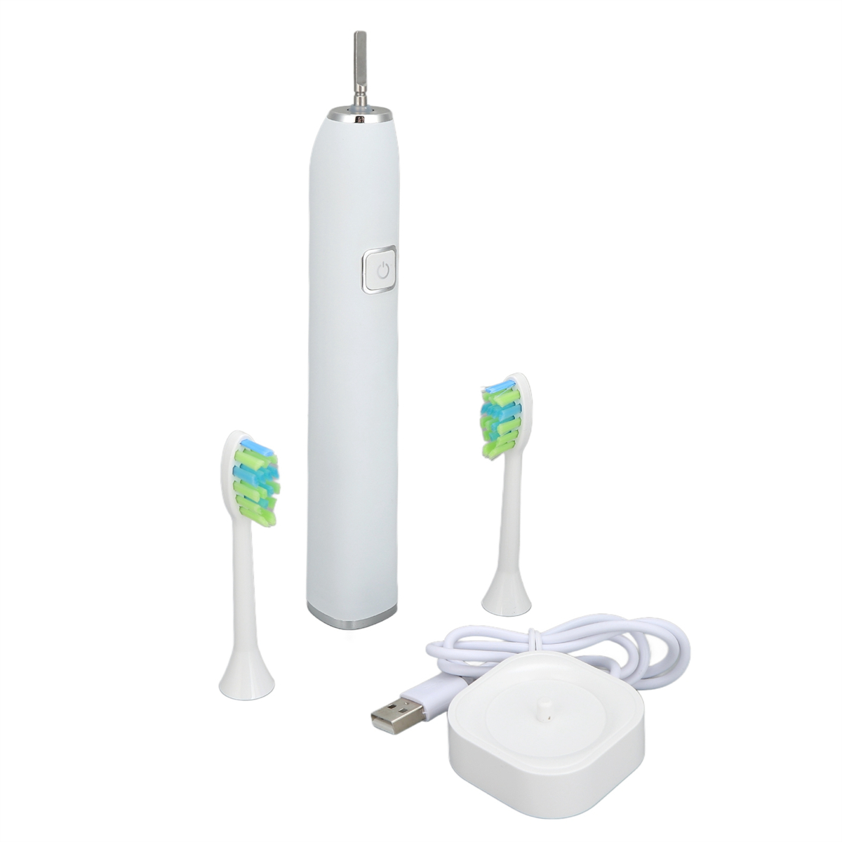Weiße elektrische Zahnbürste, zwei Bürstenköpfe, Ladestation und ein USB-Kabel liegen auf weißer Oberfläche.