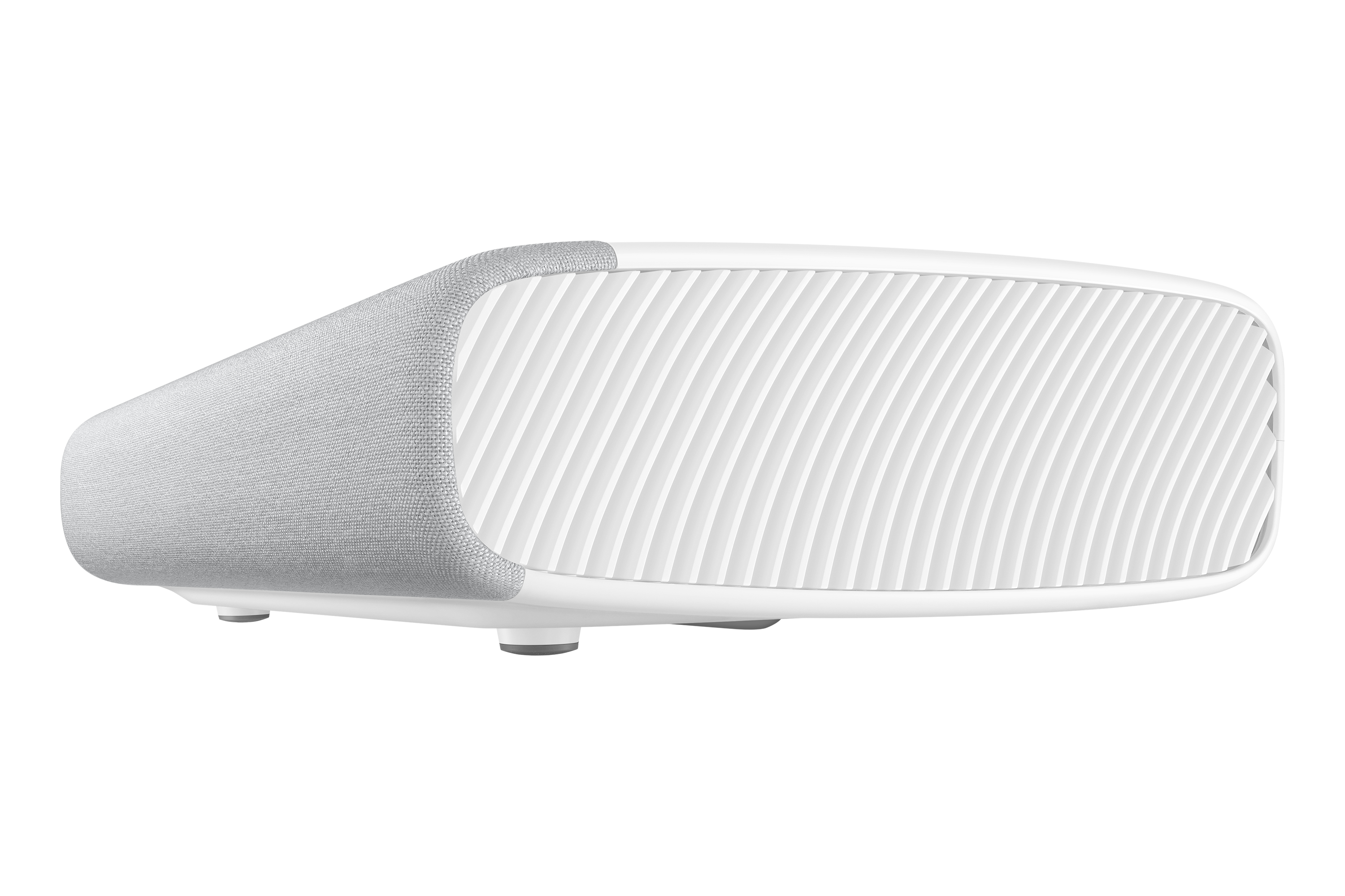 Un proyector Samsung blanco con cubierta de tela y crestas anguladas en un lado.