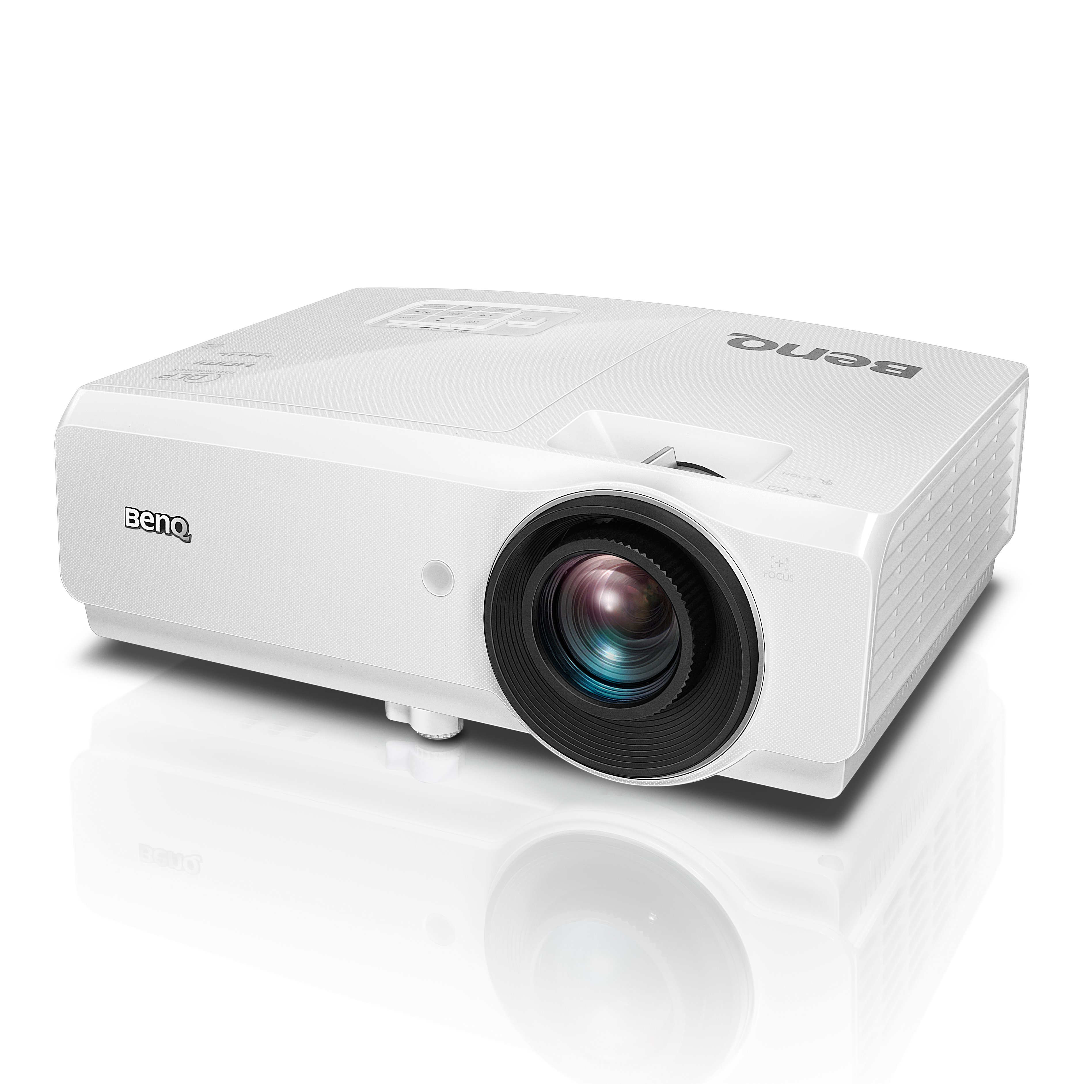 Un proiettore BenQ bianco, leggermente angolato. L'obiettivo è nero, con un anello di regolazione della messa a fuoco.