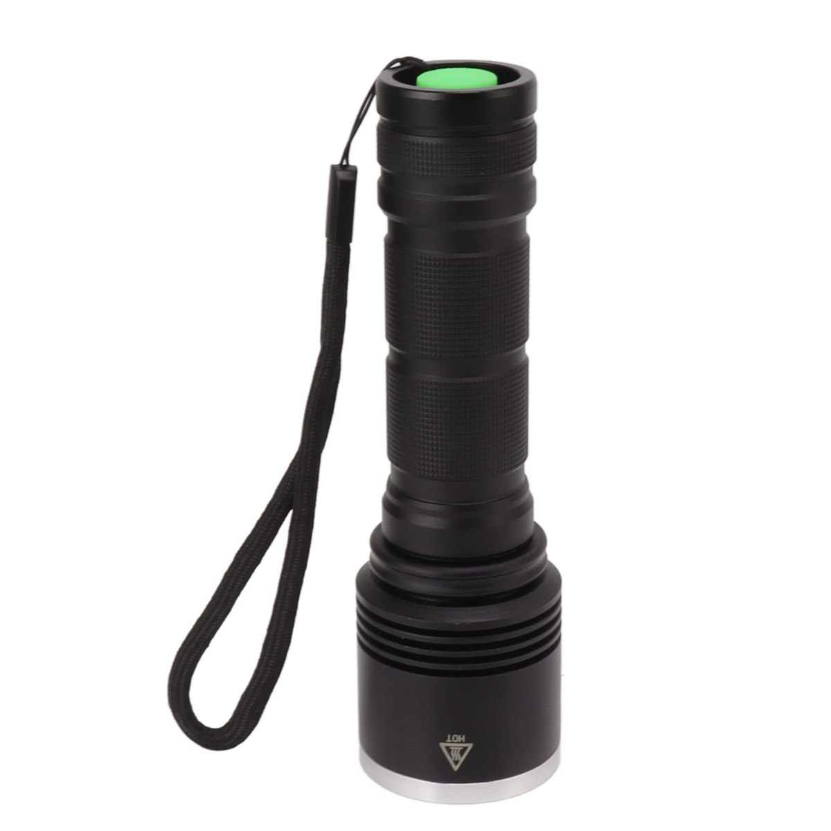 Schwarze Taschenlampe mit grünem Knopf und Handschlaufe auf weißem Hintergrund.