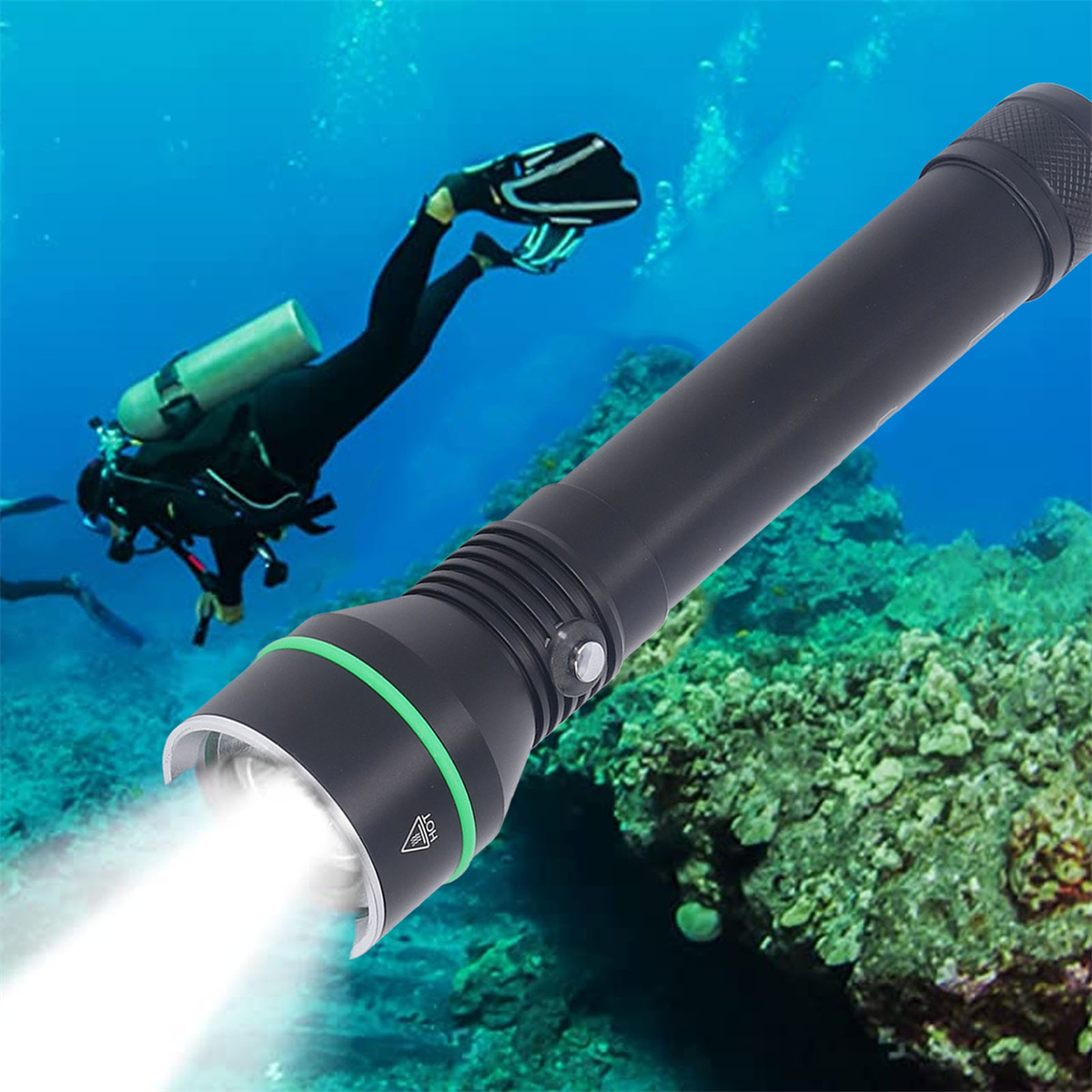 Schwarze Tauch-Taschenlampe, die einen hellen Lichtstrahl aussendet. Ein Taucher im Hintergrund, unter Wasser.