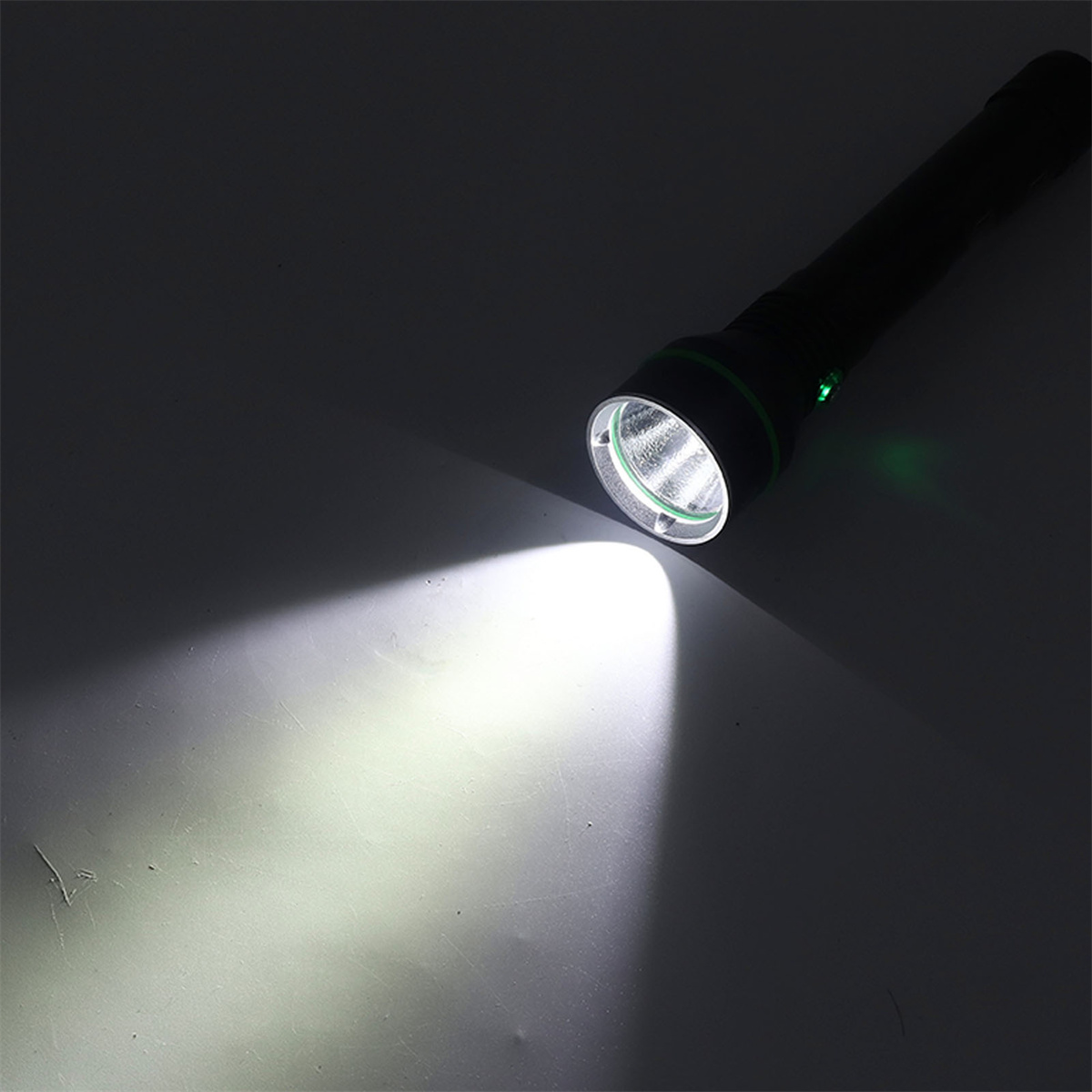 Eine schwarze Taschenlampe, die einen hellen weißen Strahl auf eine Oberfläche wirft. Grüner Ring um das Licht.