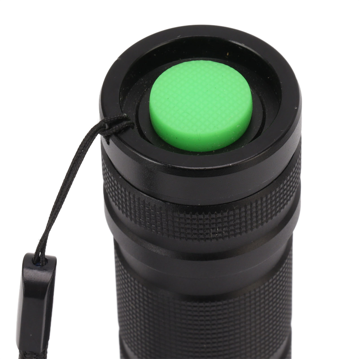 Nahaufnahme einer schwarzen Taschenlampe mit grünem Knopf. Ein schwarzes Umhängeband ist befestigt.
