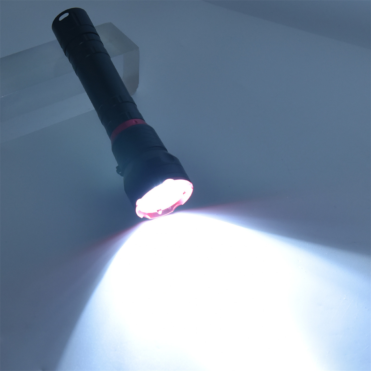 Schwarze Taschenlampe, die Licht scheint, mit weiß-blauem Gradienten-Hintergrund.