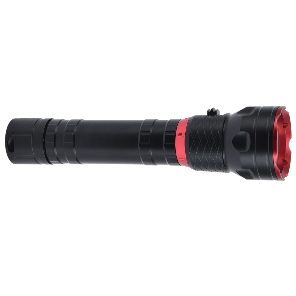 Schwarz-rote Taschenlampe mit gerändeltem Griff und rotem Linsenring auf weißem Hintergrund.