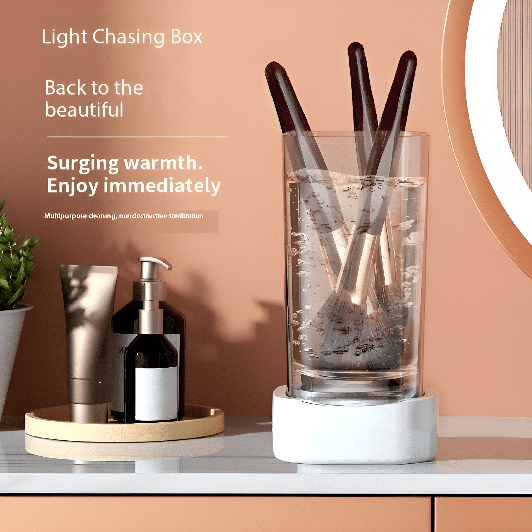 Glas mit Make-up-Pinseln im Wasser, neben Schönheitsprodukten auf einem Holztablett. Hintergrund ist ein Spiegel.