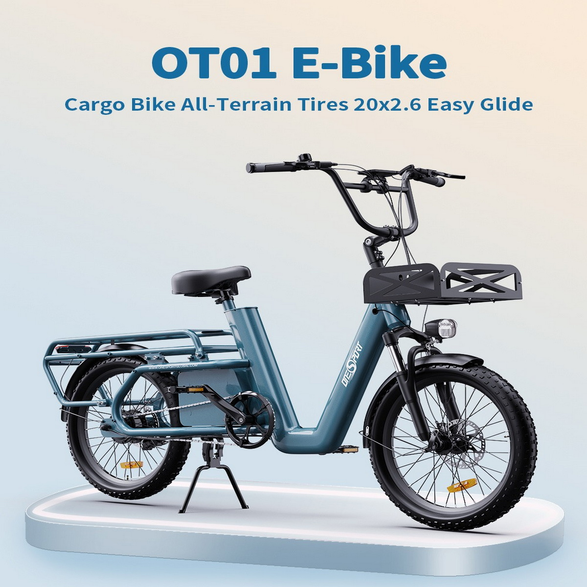 Una e-bike cargo verde acqua con cestino anteriore e portapacchi posteriore, su piattaforma bianca.