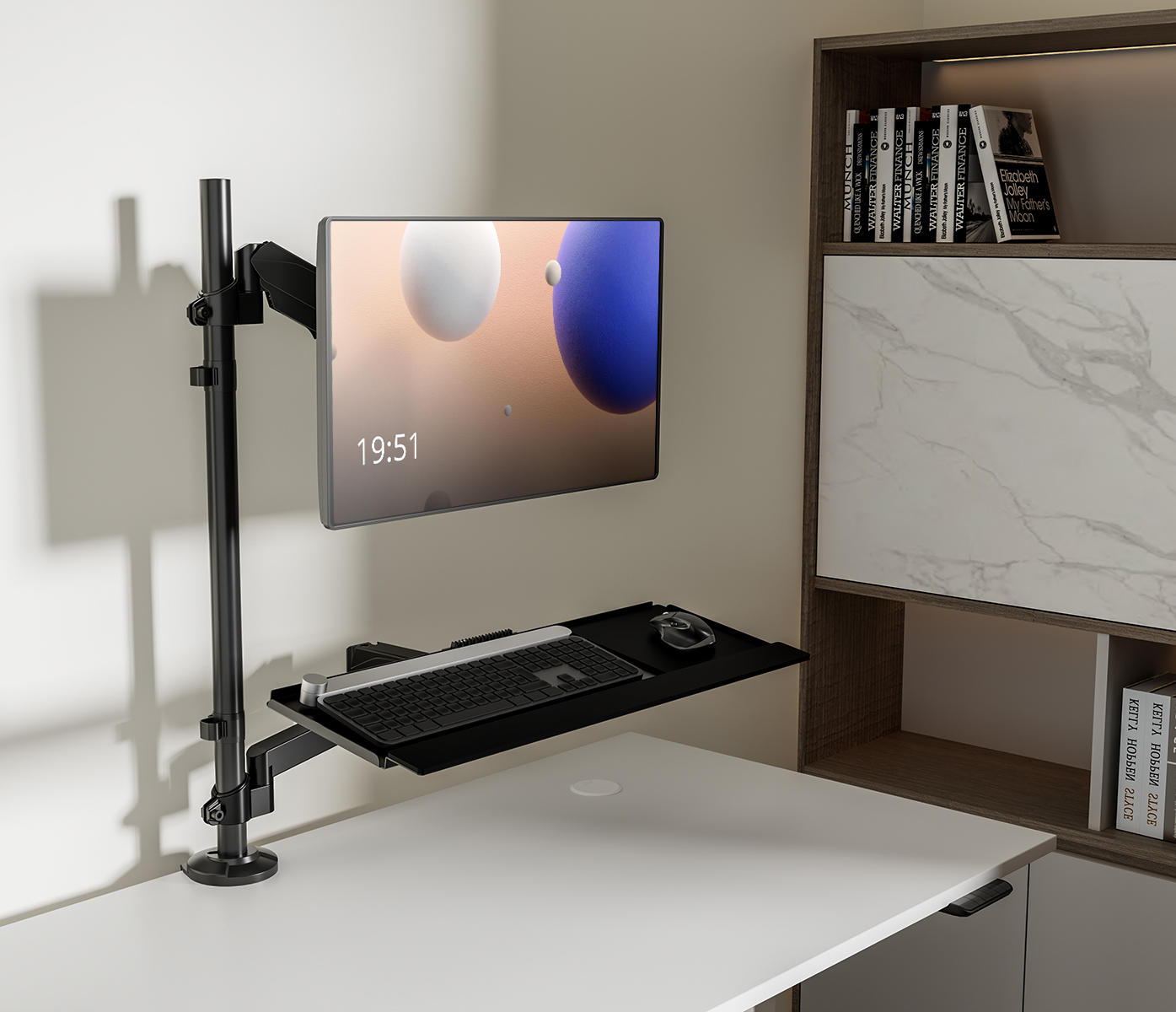 Ein Monitor mit einer Tastaturablage, die an einem Schreibtisch befestigt ist. Der Monitor zeigt eine Uhr. Bücherregal im Hintergrund.