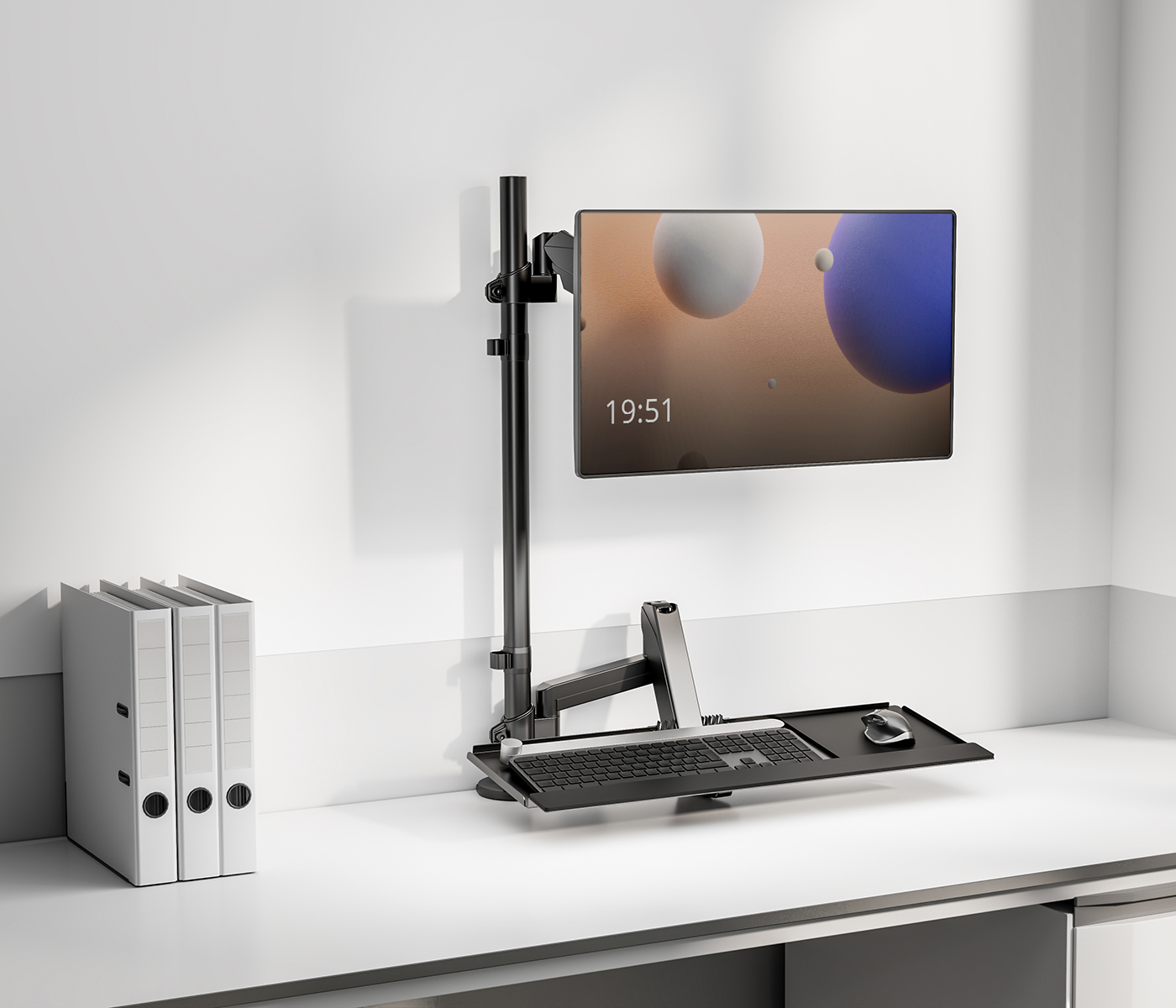 Monitor und Tastatur auf einem Schreibtisch. Ein Computerständer ist an der Wand befestigt.