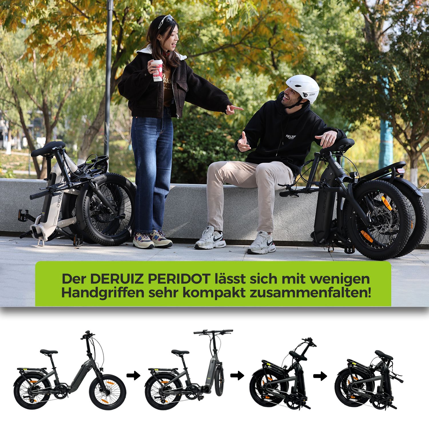 Zwei Personen mit zwei faltbaren Elektrofahrrädern. Die Fahrräder zeigen die Faltstadien. Hintergrund ist ein Park mit Bäumen.