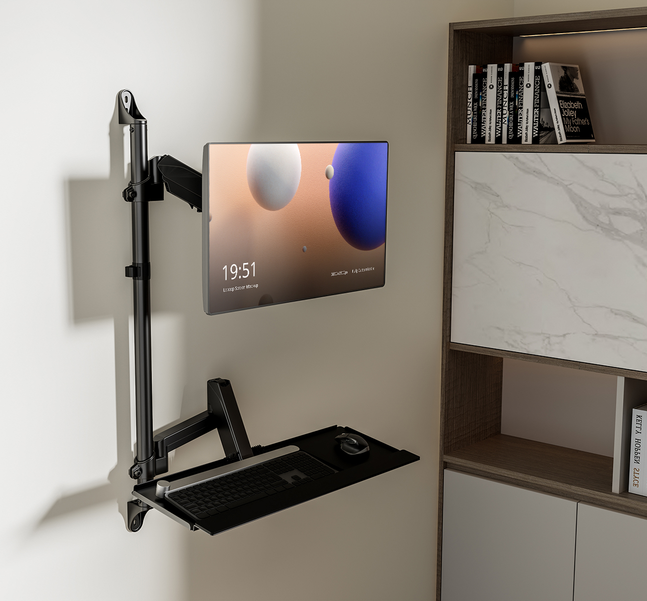 An der Wand montierter Arbeitsplatz mit Monitor, Tastatur und Maus, vor weißer Wand.