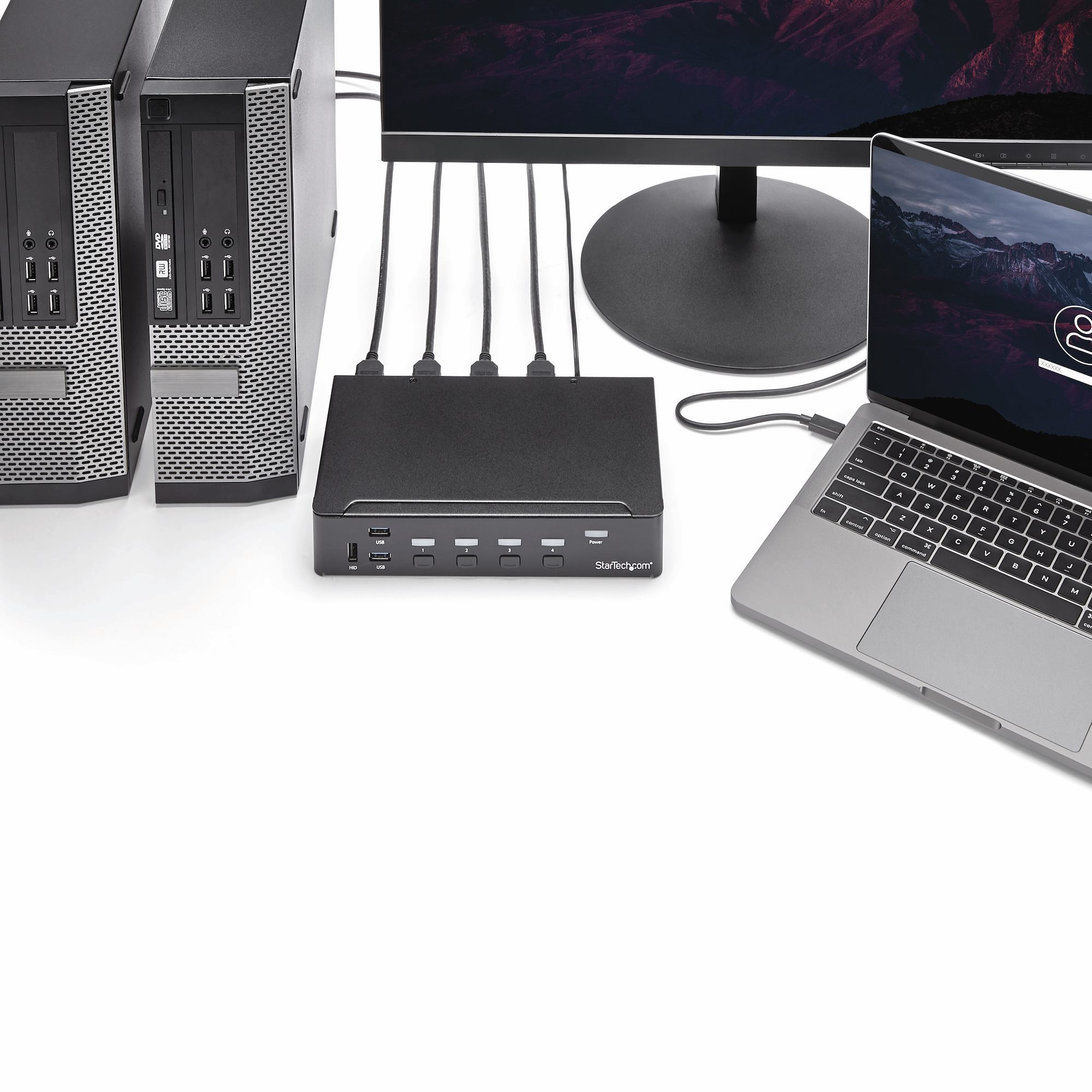 Een zwarte hub verbindt met computers, een monitor en een laptop op een witte achtergrond.