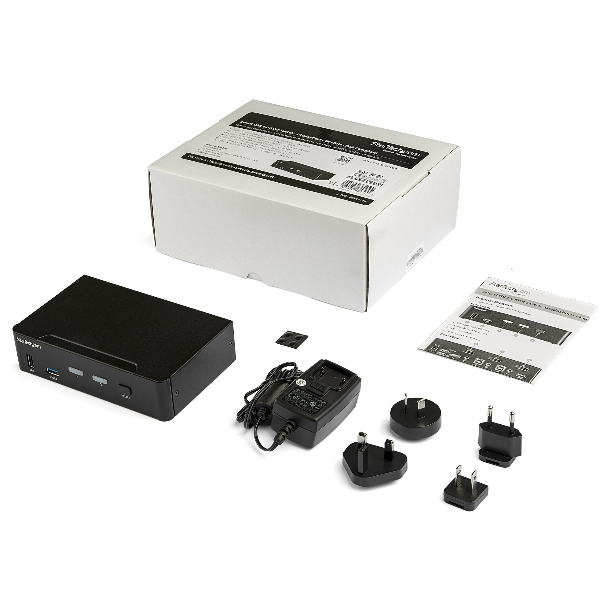 Box mit Zubehör. Schwarzer Hub, Netzadapter und Kabel. Weißer Hintergrund.