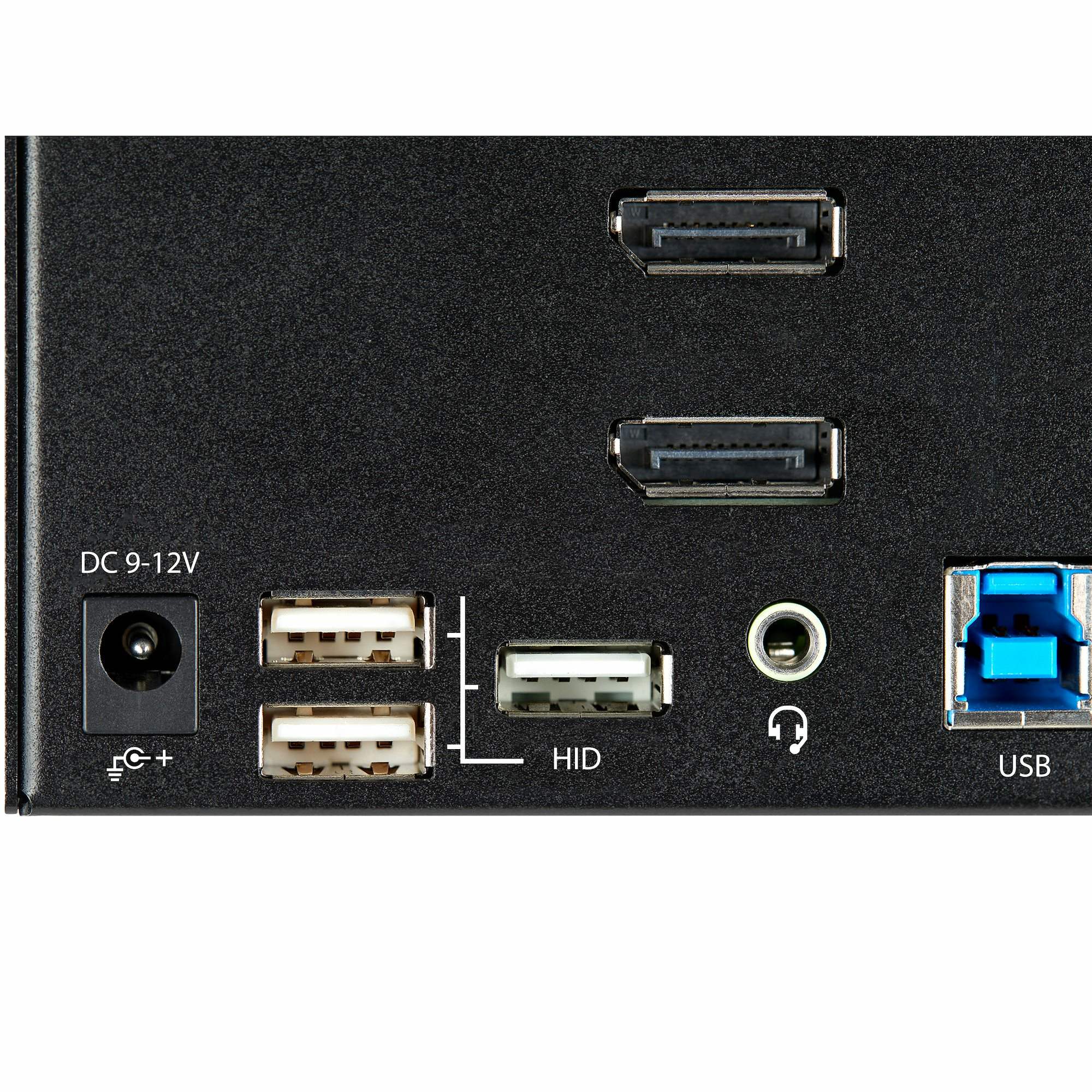 Nahaufnahme eines schwarzen Geräts mit USB-Anschlüssen, DC-Eingang und Audioanschluss.