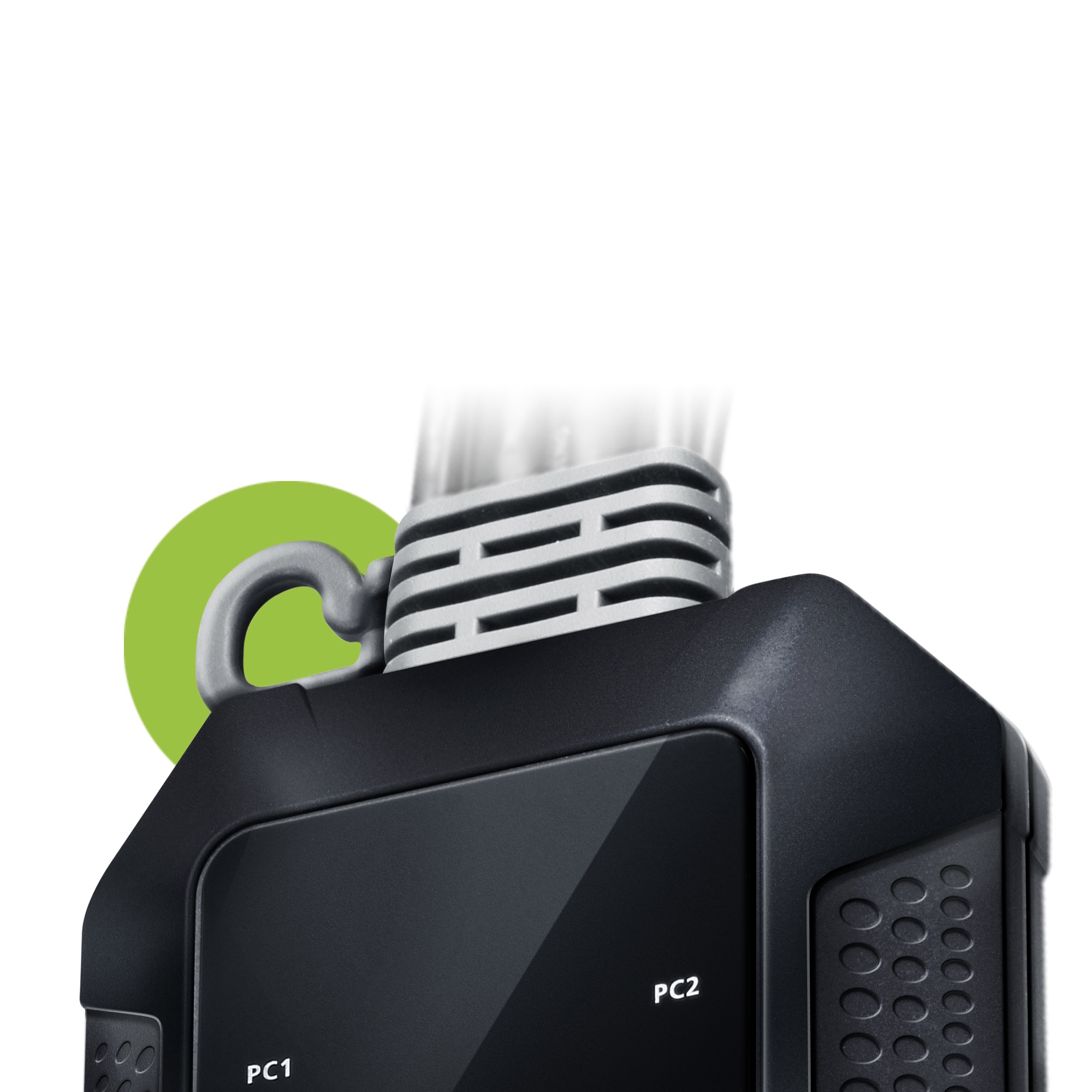 Schwarzes Gerät mit der Bezeichnung 'PC1' und 'PC2', ein grüner Kreis ist sichtbar.
