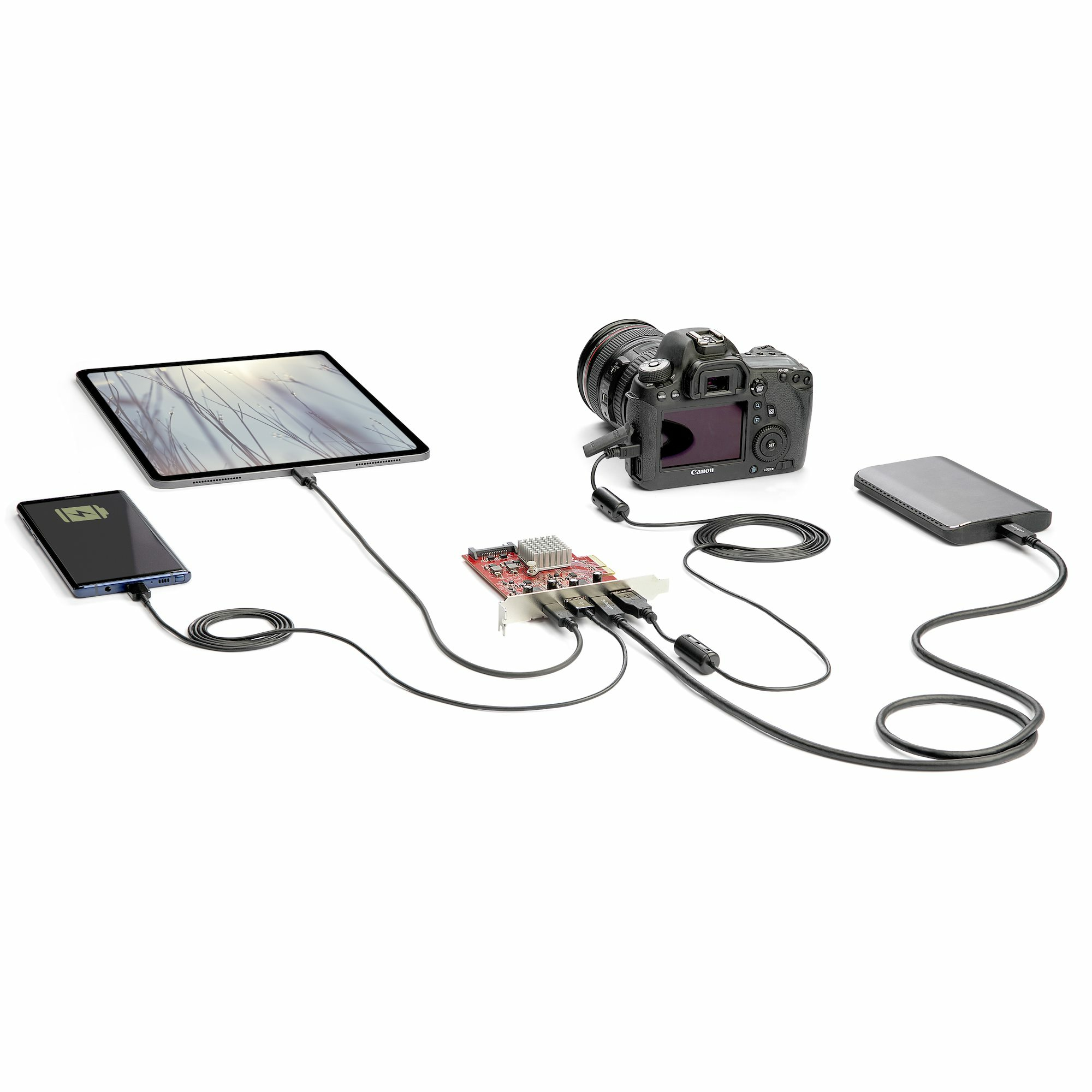 Ein Setup mit angeschlossenen Geräten, einschließlich Kamera und Tablet.