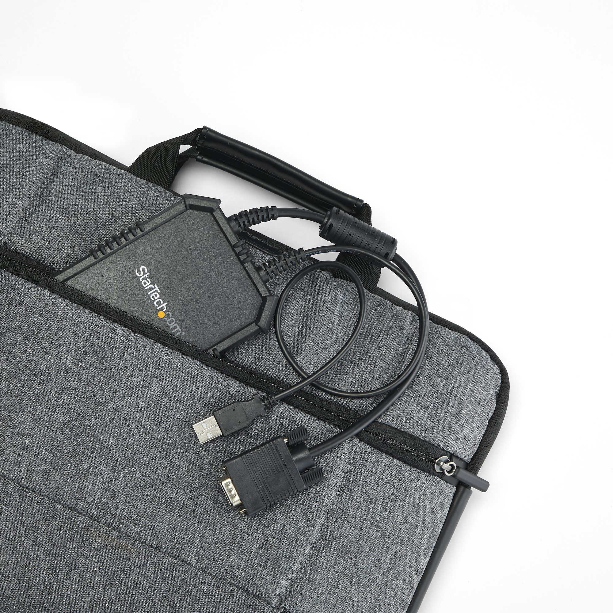 Zwarte StarTech KVM-switch in een grijze laptoptas met een kabel.