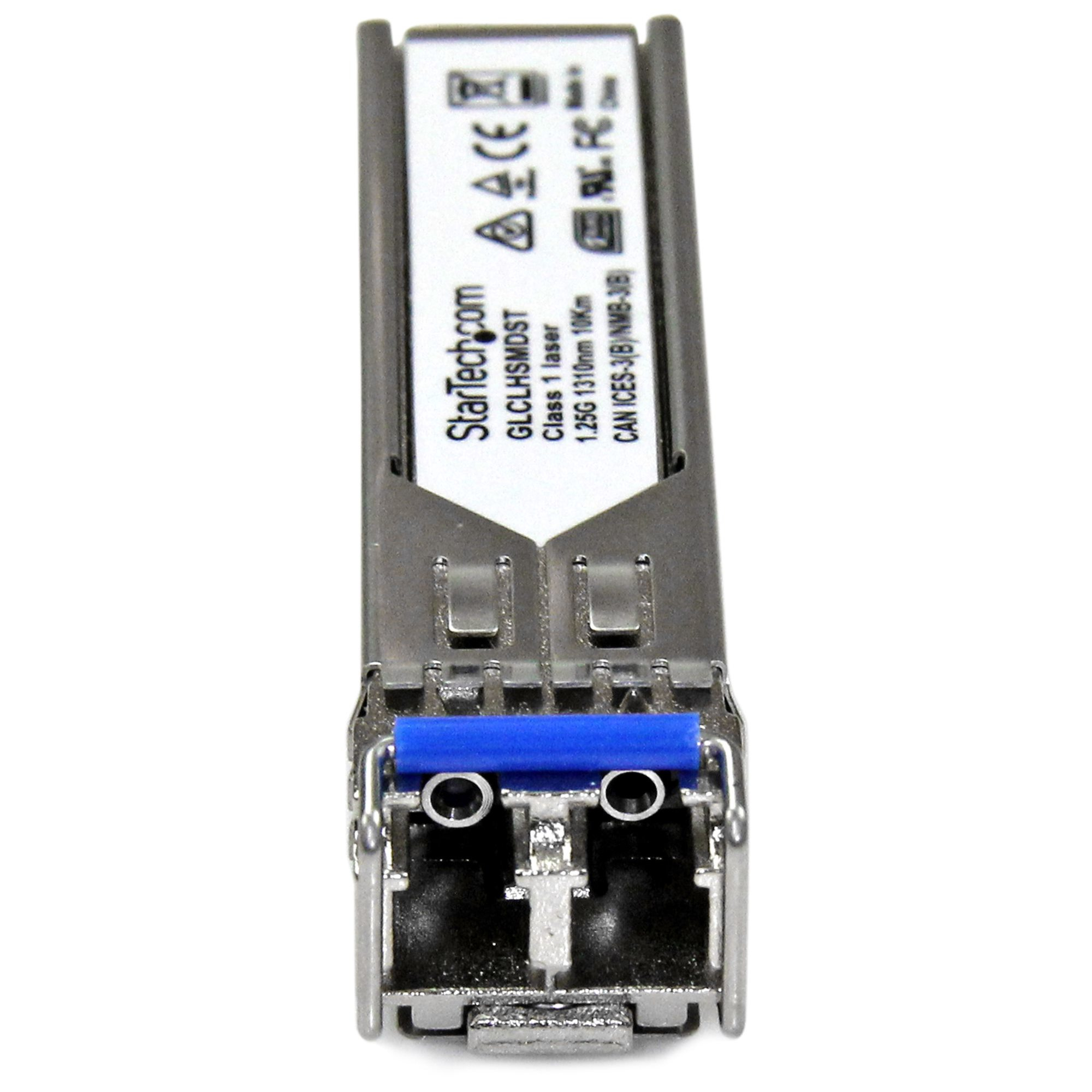 Transceptor SFP plateado con asa azul. Texto en la etiqueta. Es un dispositivo de red.