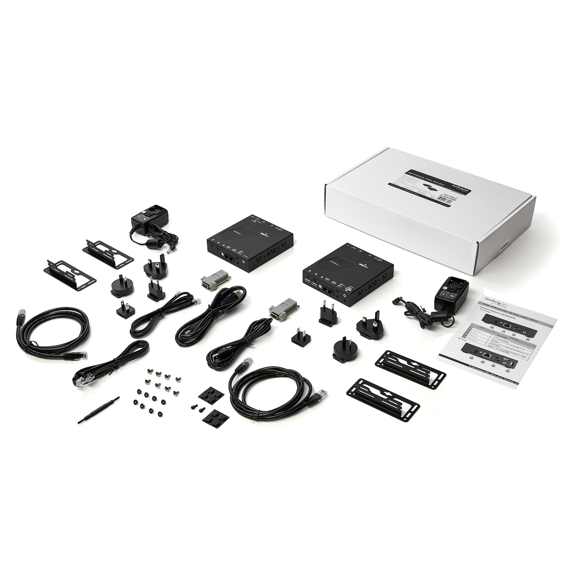 Variedad de cables, enchufes y cajas negras con accesorios sobre fondo blanco.