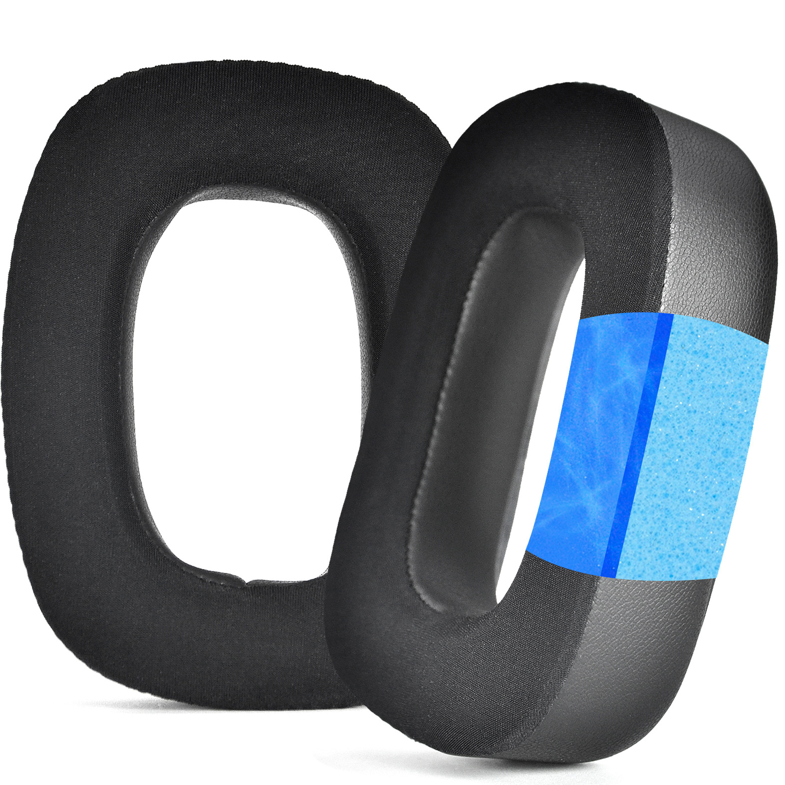 Zwei schwarze Ohrpolster mit einem blauen Streifen auf dem rechten, auf einer weißen Oberfläche.
