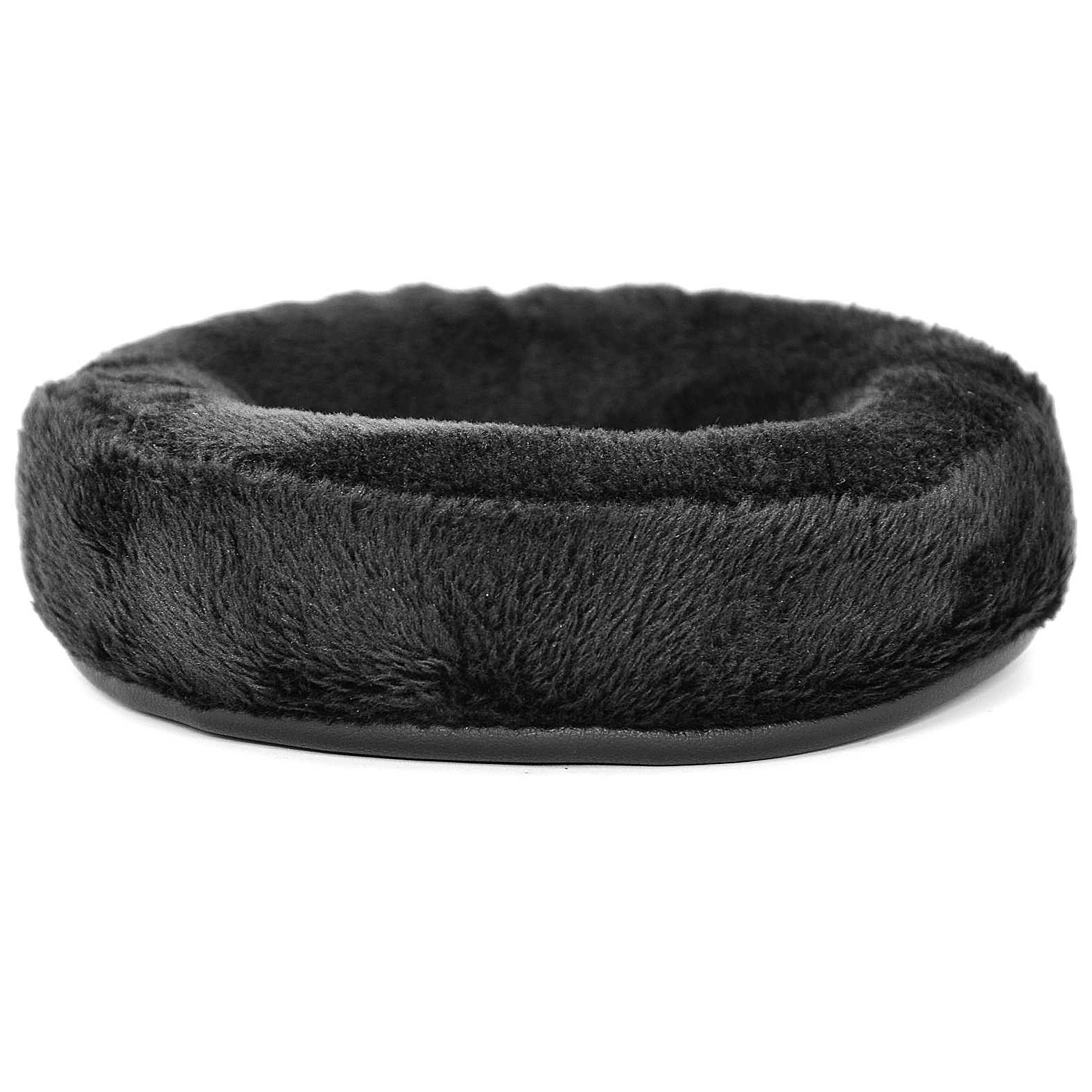 Schwarzes Ohrpolster. Flauschig, rund und weich. Glatter schwarzer Rand. Weißer Hintergrund.