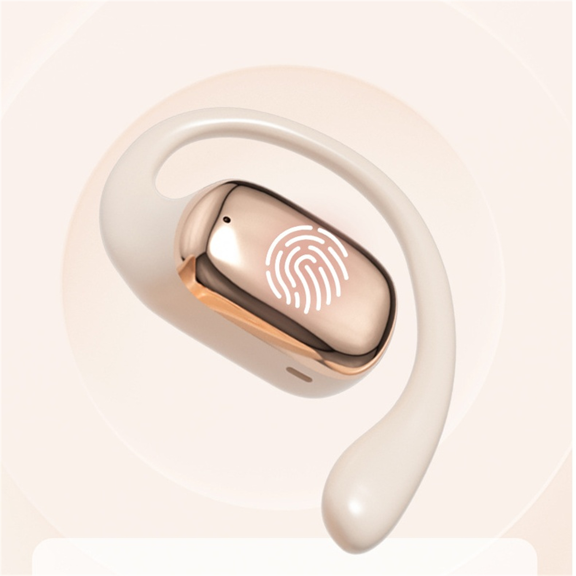 Ein weißer und goldfarbener Ohrhörer mit Fingerabdrucksensor-Design, der in einem weichen, pfirsichfarbenen Hintergrund schwebt.