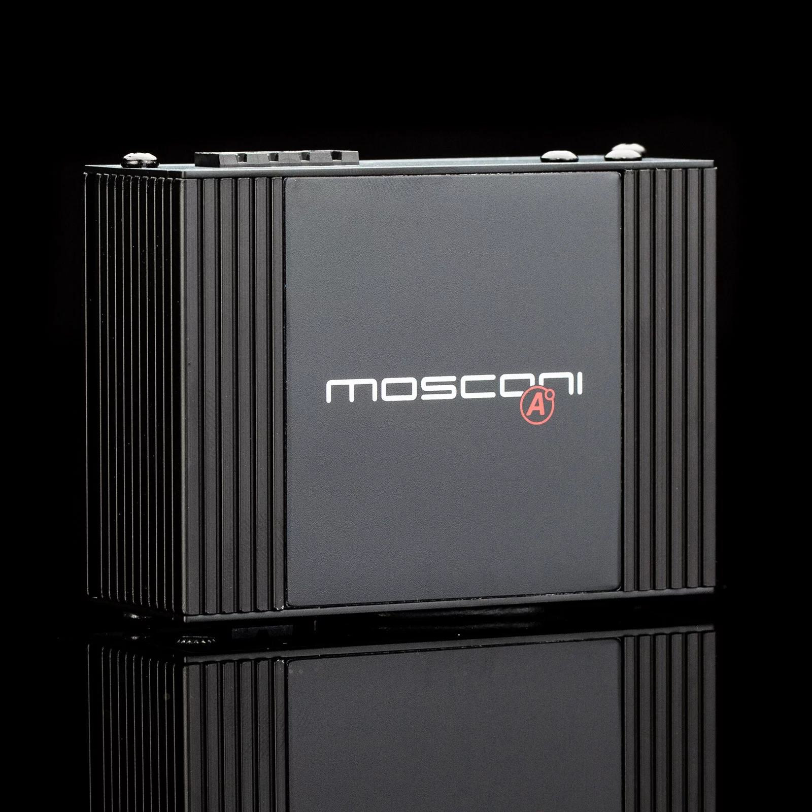 Schwarzer Verstärker mit Mosconi-Logo auf schwarzem Untergrund.