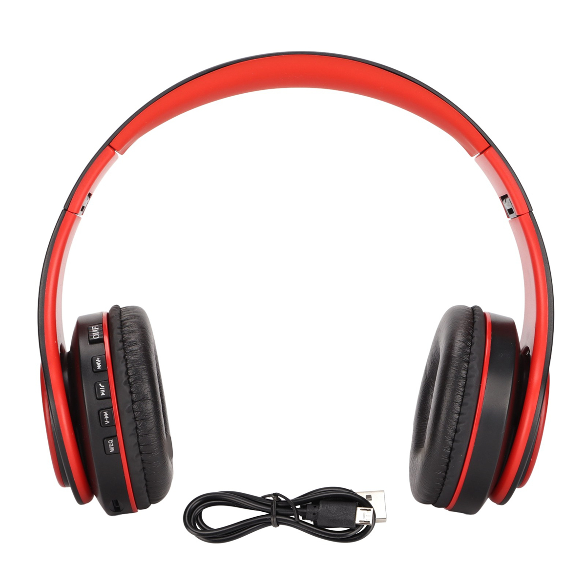 Rote und schwarze Kopfhörer mit Steuertasten. Unten befindet sich ein schwarzes USB-Kabel.