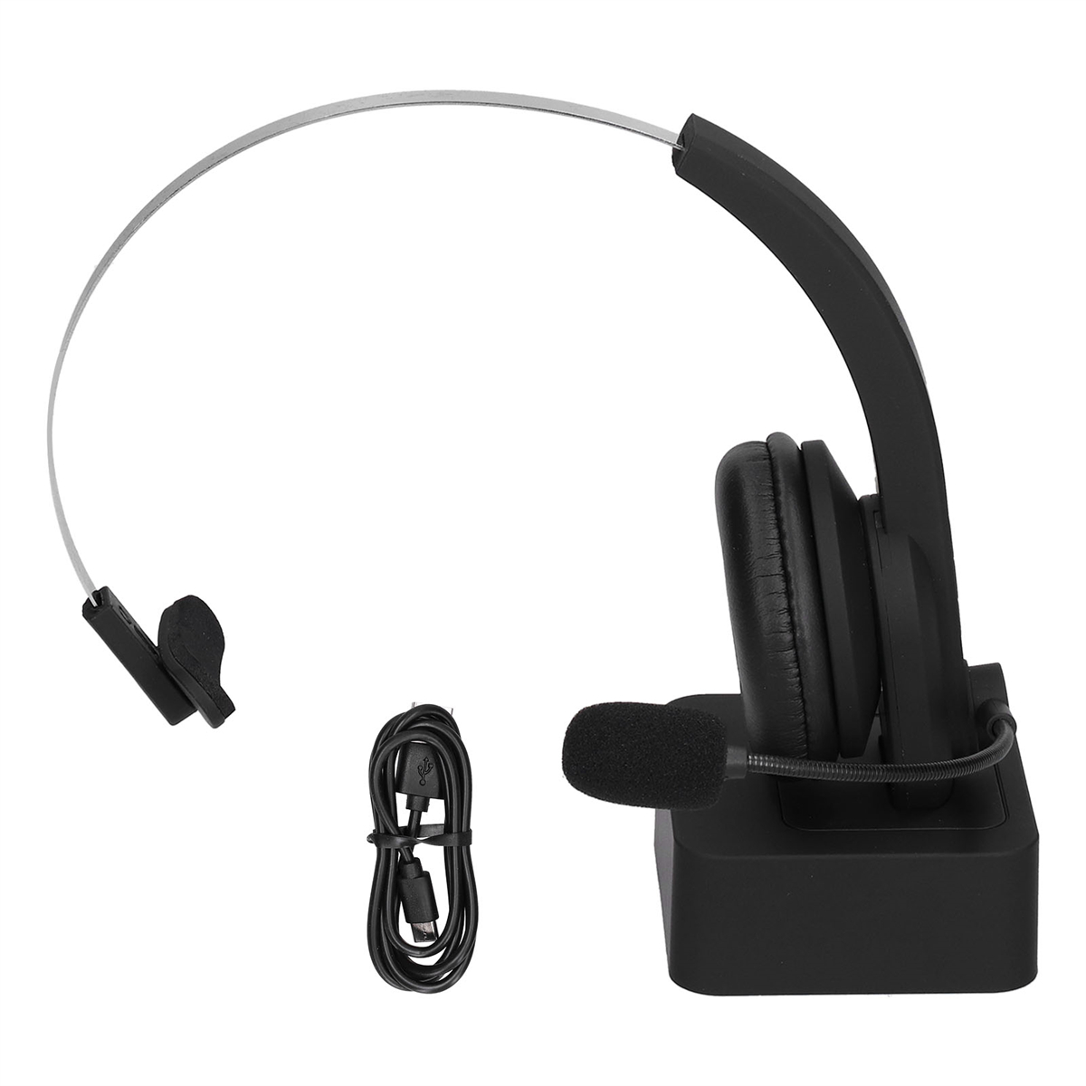 Schwarzes Headset mit Mikrofon, Ladestation und USB-Kabel. Weißer Hintergrund.