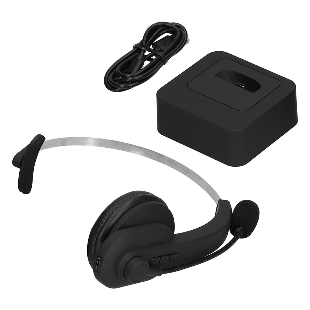 Schwarzes Headset, Ladestation und Kabel. Weißer Hintergrund.