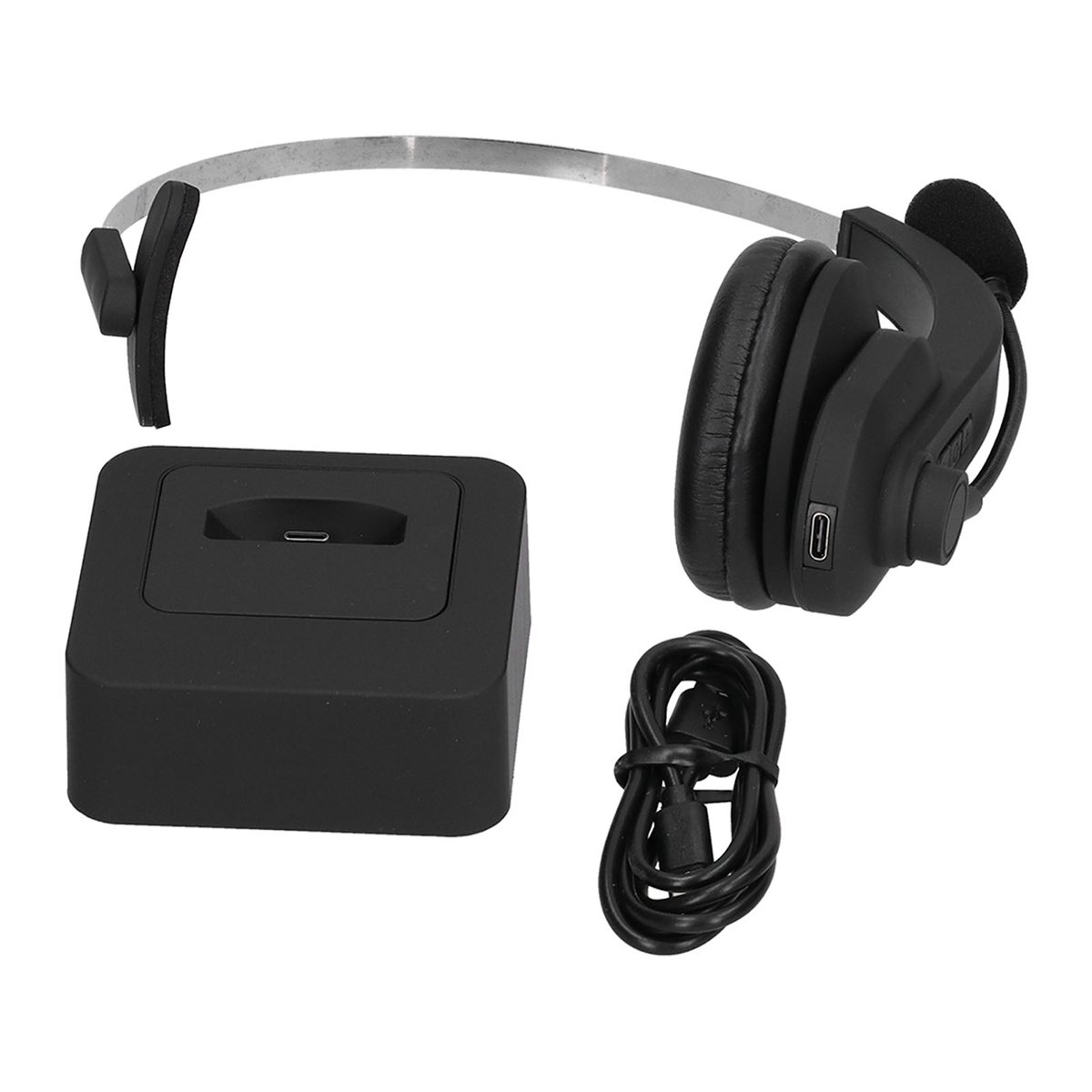 Schwarzes Headset mit Ladestation, Ladekabel auf weißem Hintergrund.