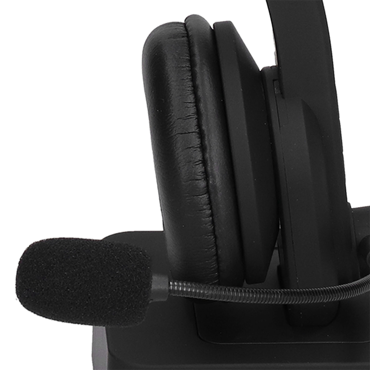 Ein schwarzes Headset mit Mikrofon. Es ruht auf einer schwarzen Basis.