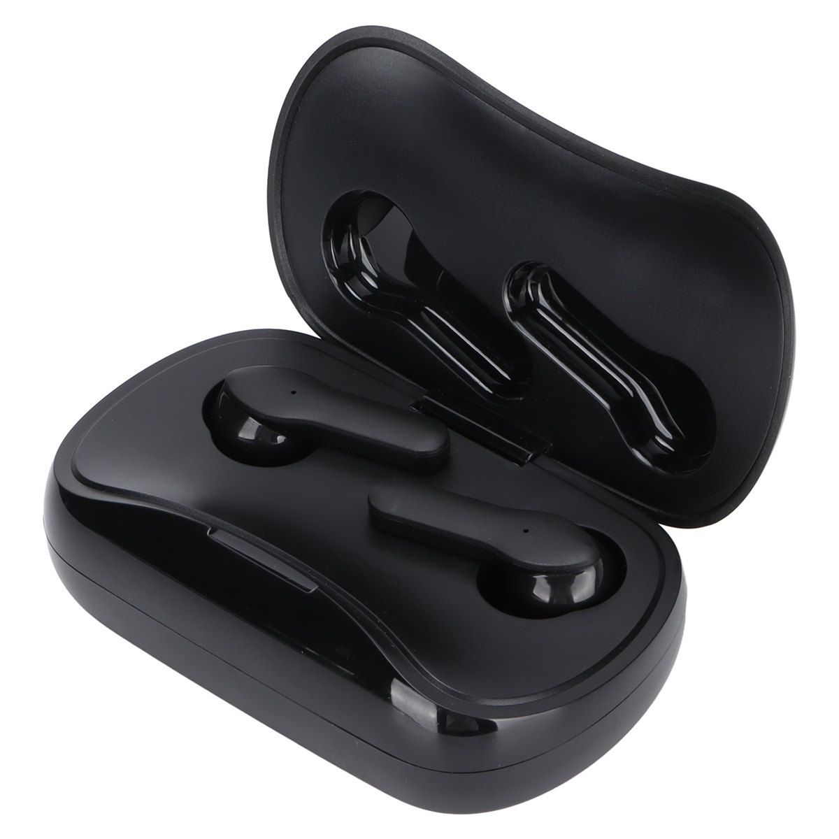 Schwarze kabellose Ohrhörer in ihrem offenen Ladeetui. Schwarzer Hintergrund.