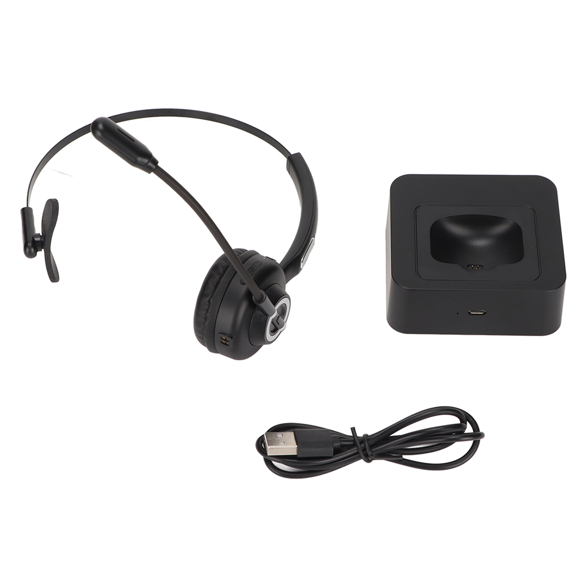 Ein schwarzes Headset und eine Ladestation mit USB-Kabel. Das Headset hat Mikrofon und Kopfbügel.