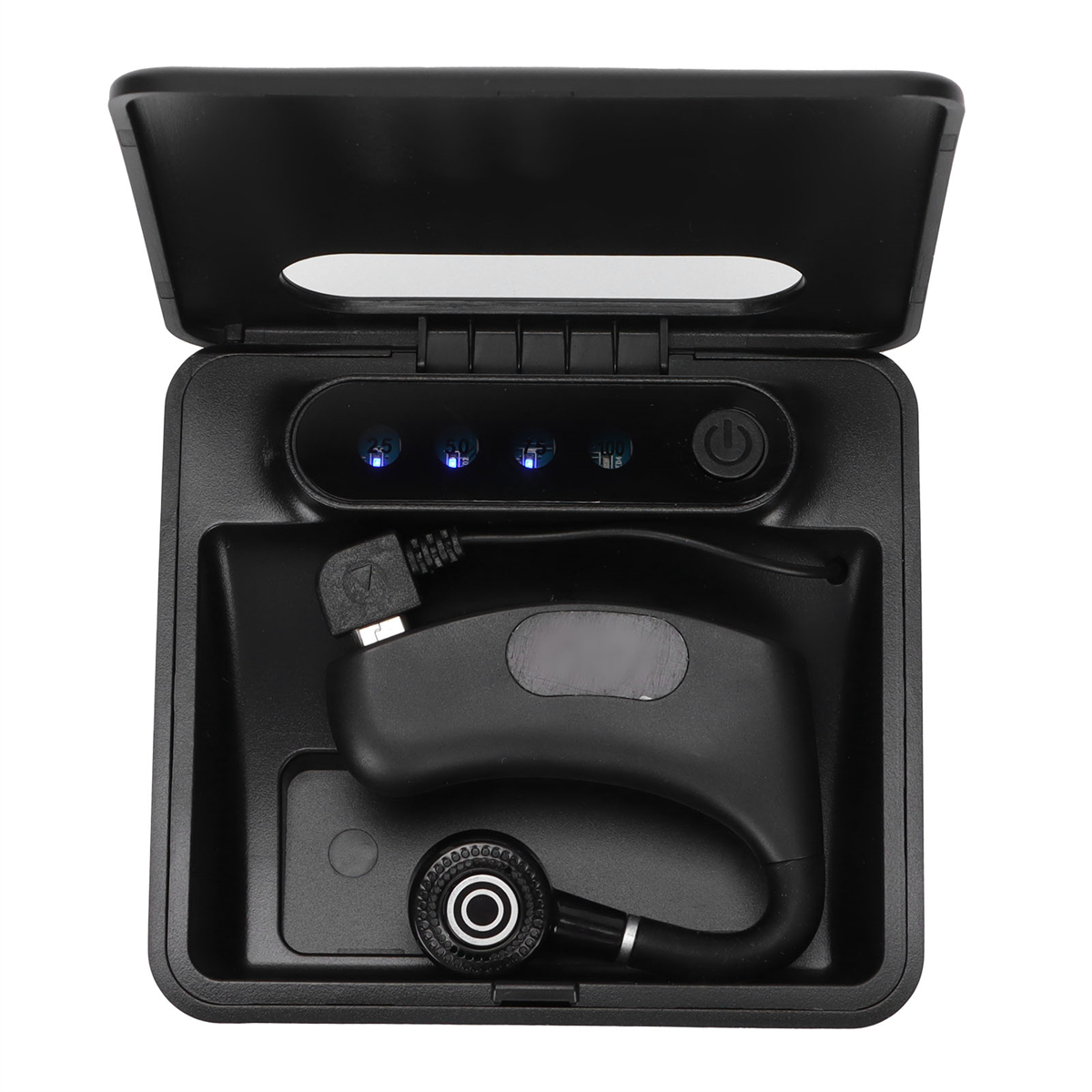 Ein schwarzes Bluetooth-Headset in einem schwarzen Gehäuse auf weißem Hintergrund.