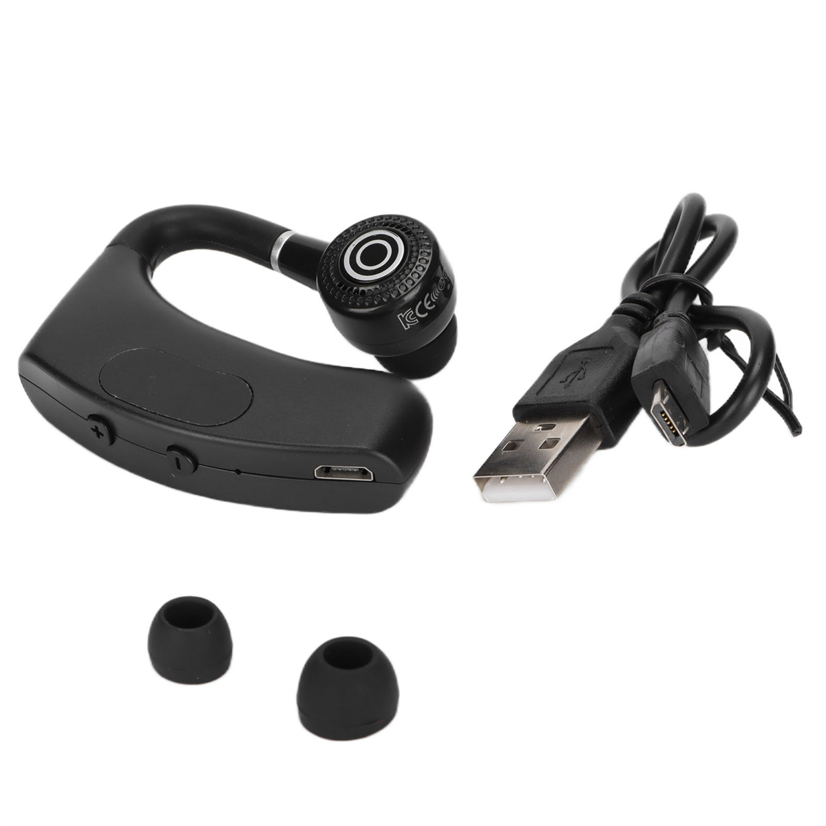 Ein schwarzes kabelloses Headset mit USB-Ladekabel und zwei schwarzen Ohrstöpseln, isoliert auf Weiß.
