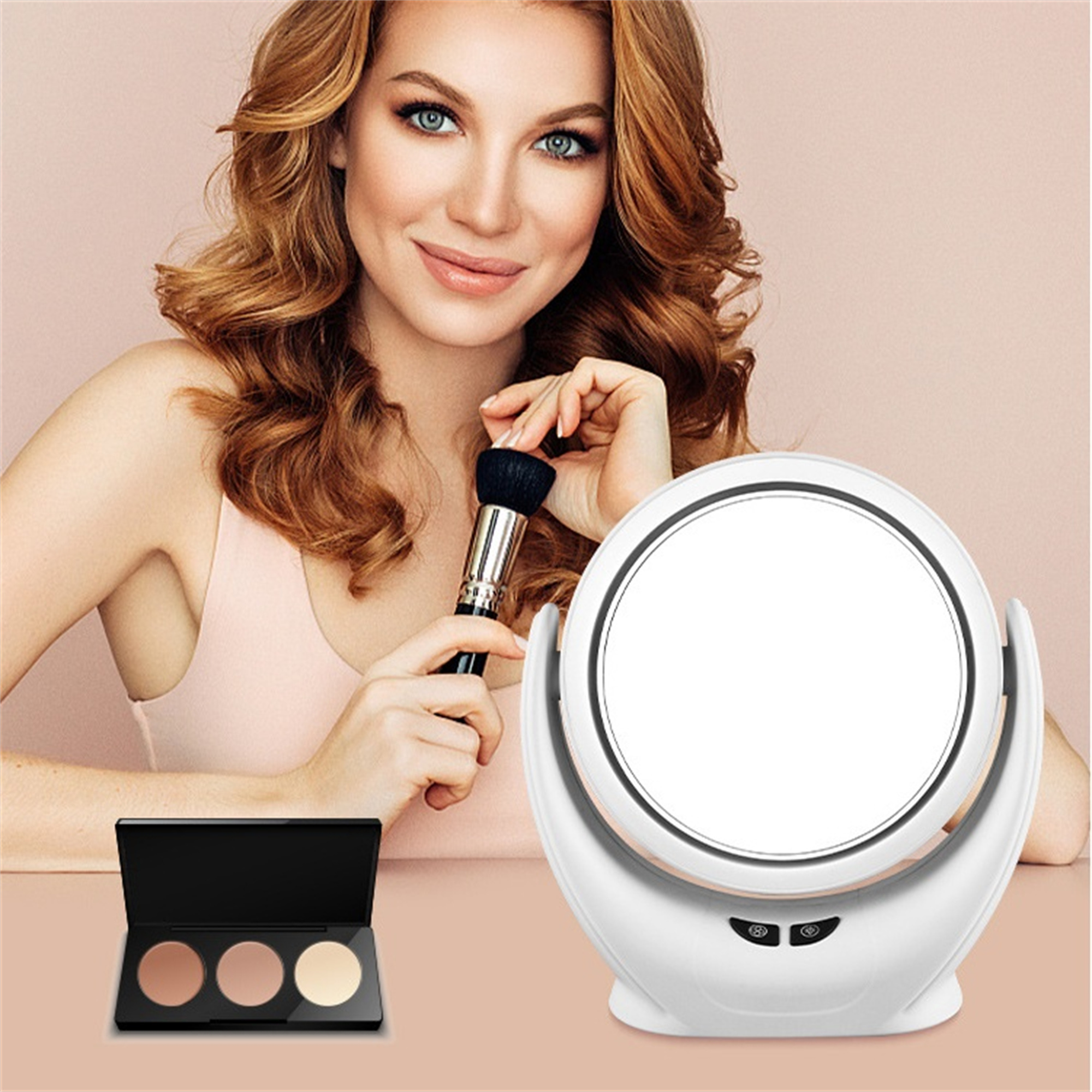 Frau hält Make-up-Pinsel, Spiegel und Palette auf einem Tisch.