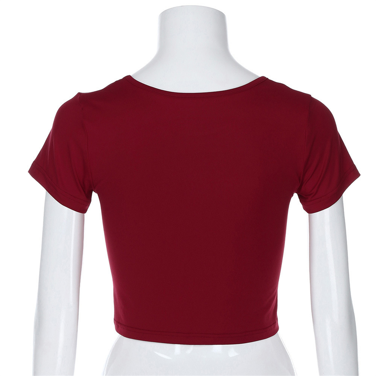 Rückansicht einer Frau in einem weinroten Crop-Top.