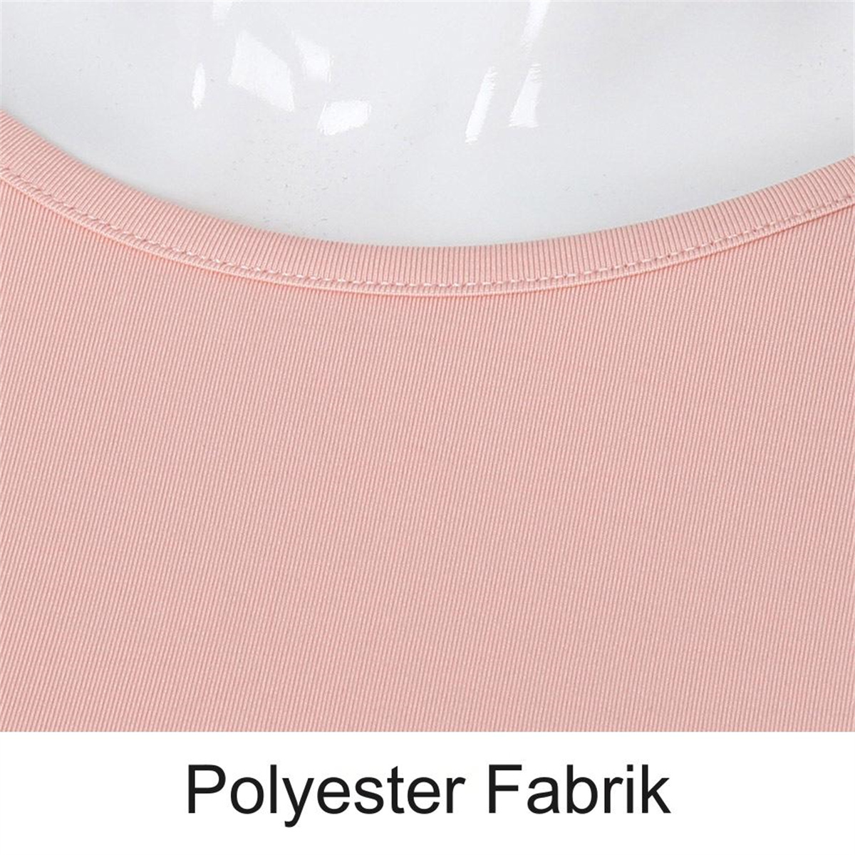 Nahaufnahme eines rosa Stoffes mit Naht oben. Text unten lautet 'Polyester Fabrik'.